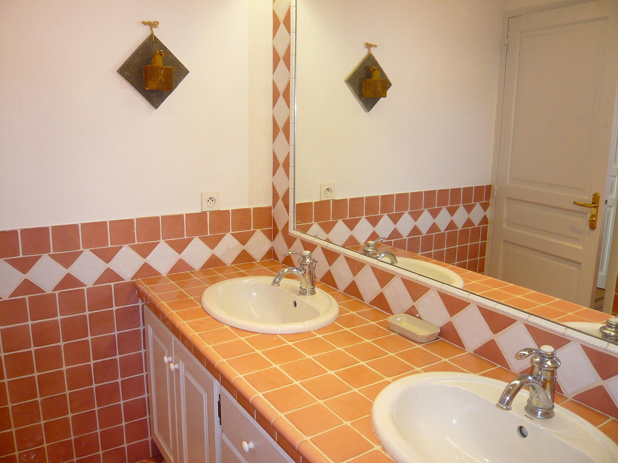 Photo 17 - 3 bedroom House in Roquebrune-sur-Argens with swimming pool and garden