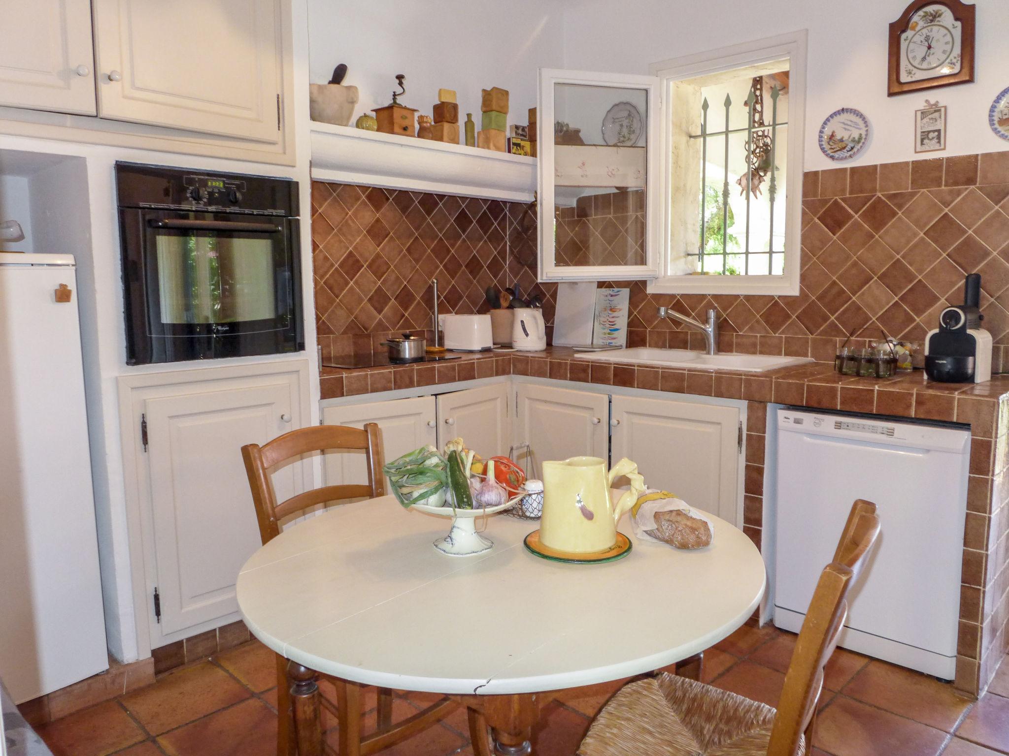 Photo 10 - 3 bedroom House in Roquebrune-sur-Argens with swimming pool and garden