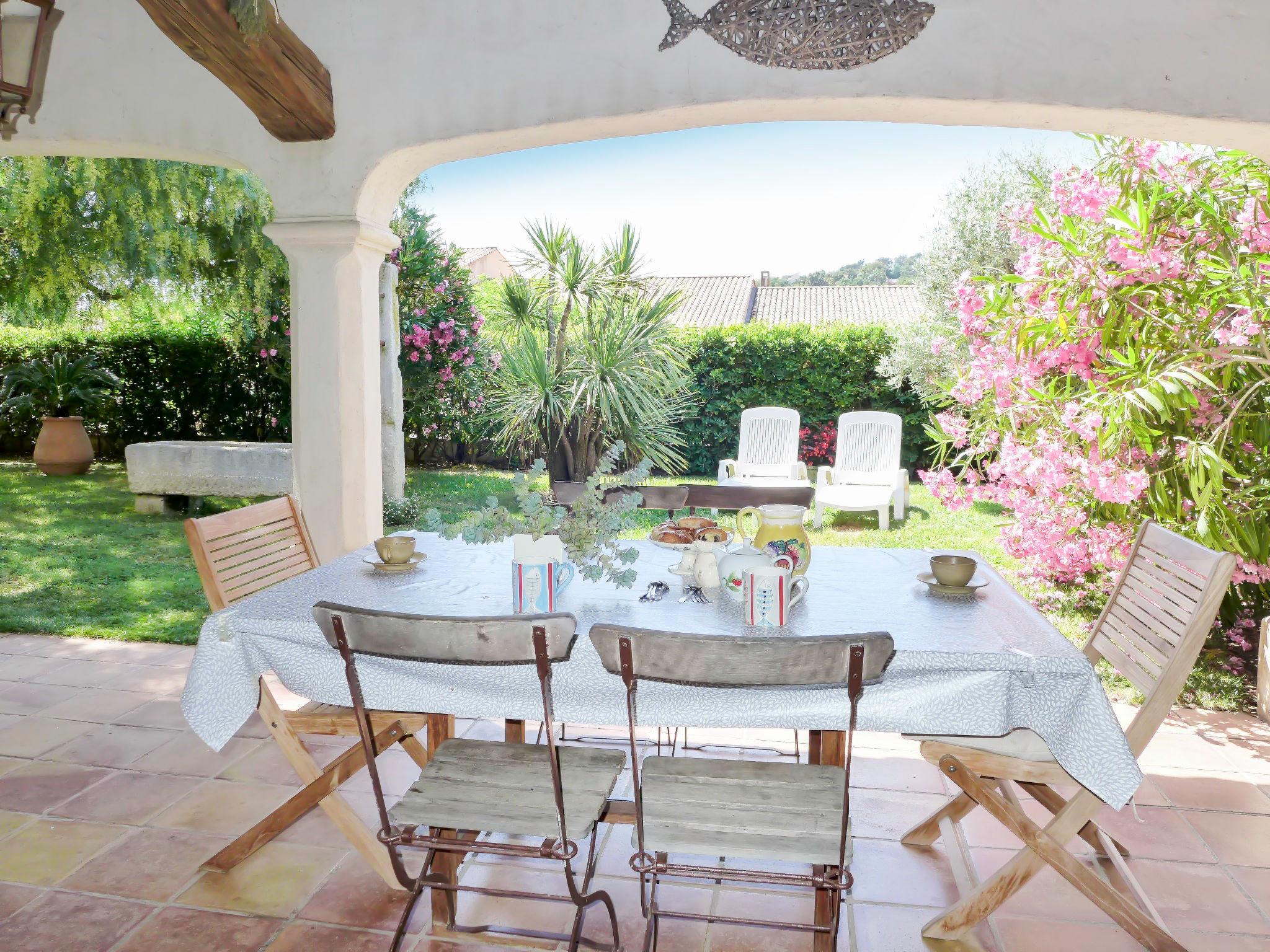 Foto 2 - Casa de 3 habitaciones en Roquebrune-sur-Argens con piscina y jardín