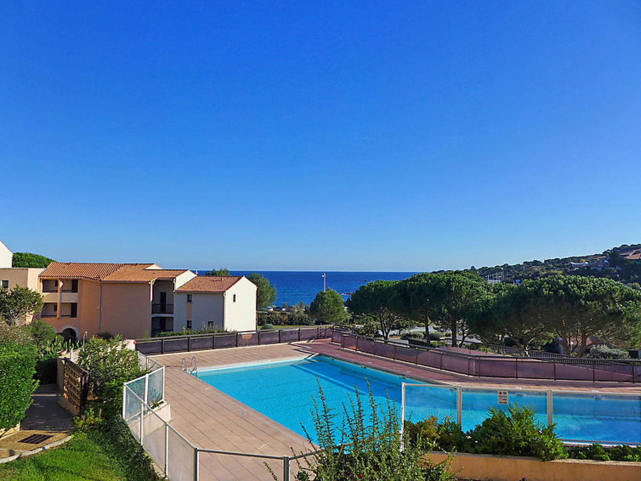 Foto 5 - Casa de 3 quartos em Roquebrune-sur-Argens com piscina e vistas do mar