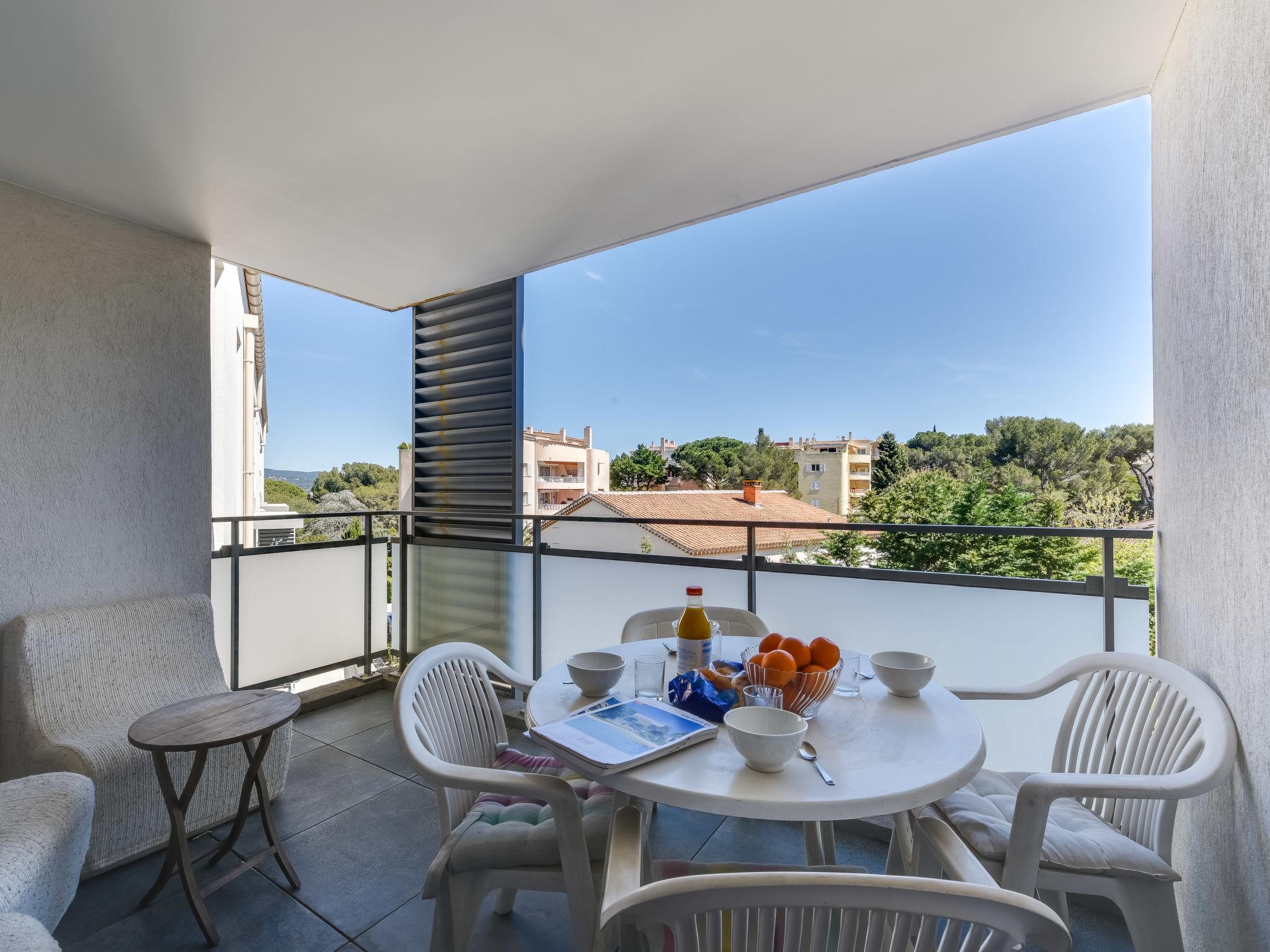 Photo 1 - Appartement de 2 chambres à Cavalaire-sur-Mer avec terrasse et vues à la mer