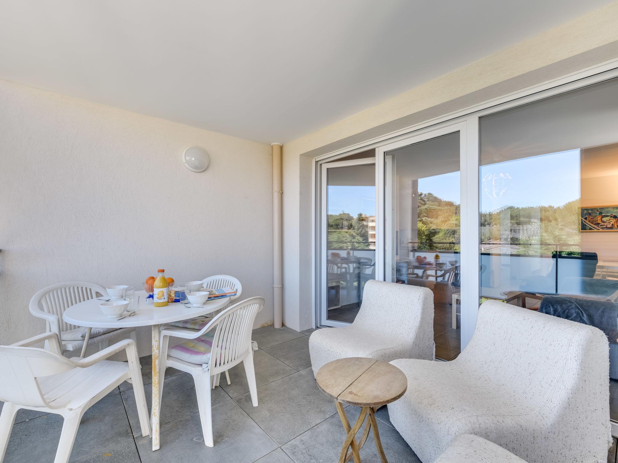 Foto 6 - Appartamento con 2 camere da letto a Cavalaire-sur-Mer con terrazza e vista mare