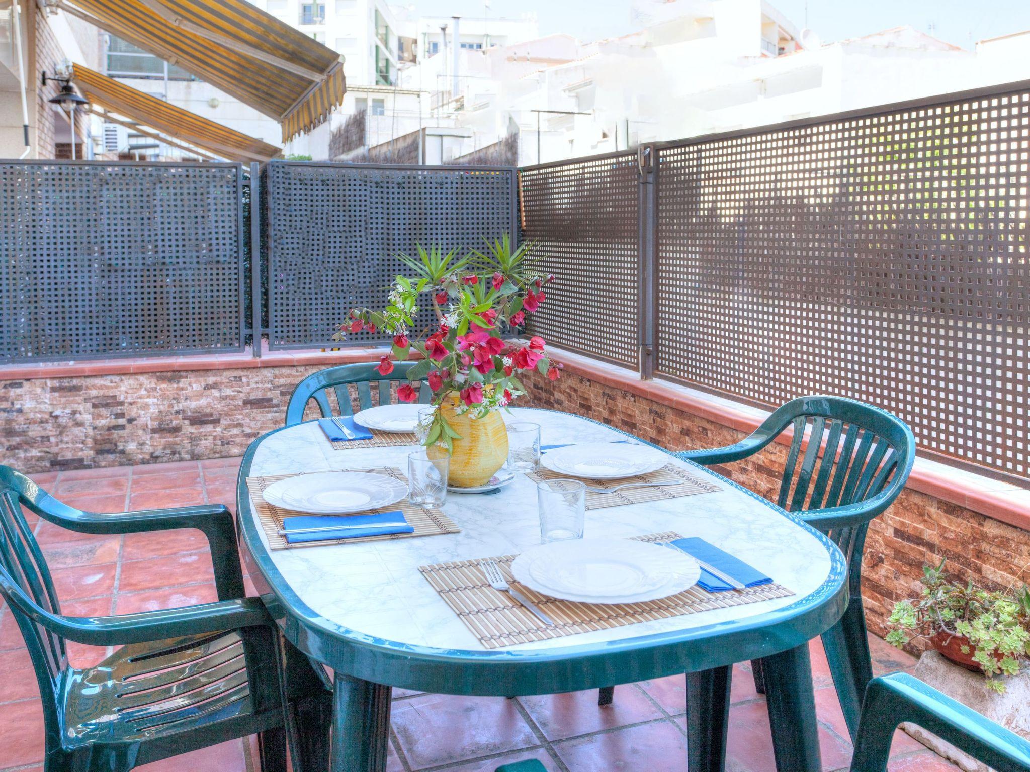 Photo 2 - 1 bedroom Apartment in Lloret de Mar with swimming pool and garden