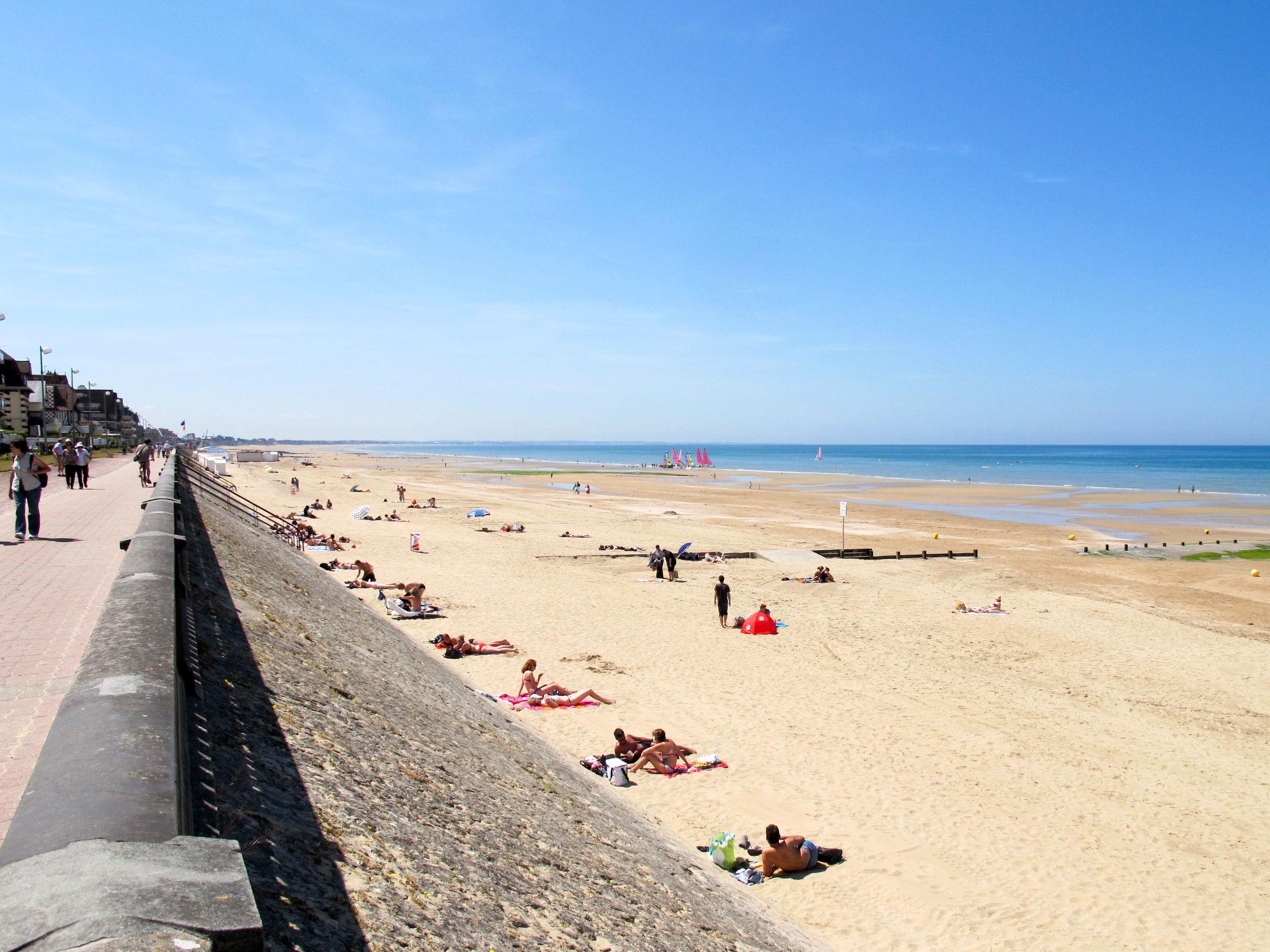 Foto 21 - Appartamento con 1 camera da letto a Cabourg con vista mare