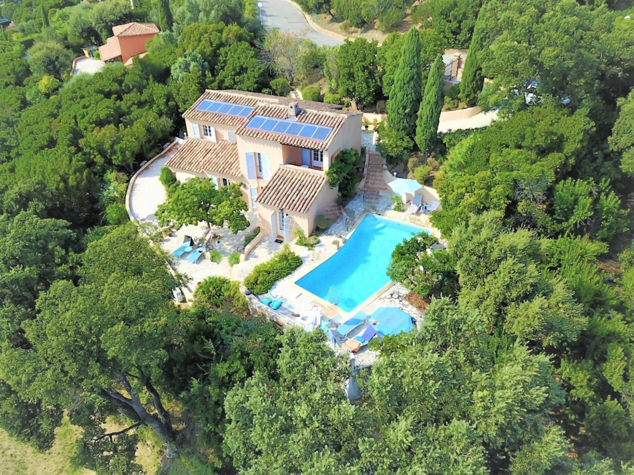 Foto 46 - Casa con 4 camere da letto a Cavalaire-sur-Mer con piscina privata e vista mare