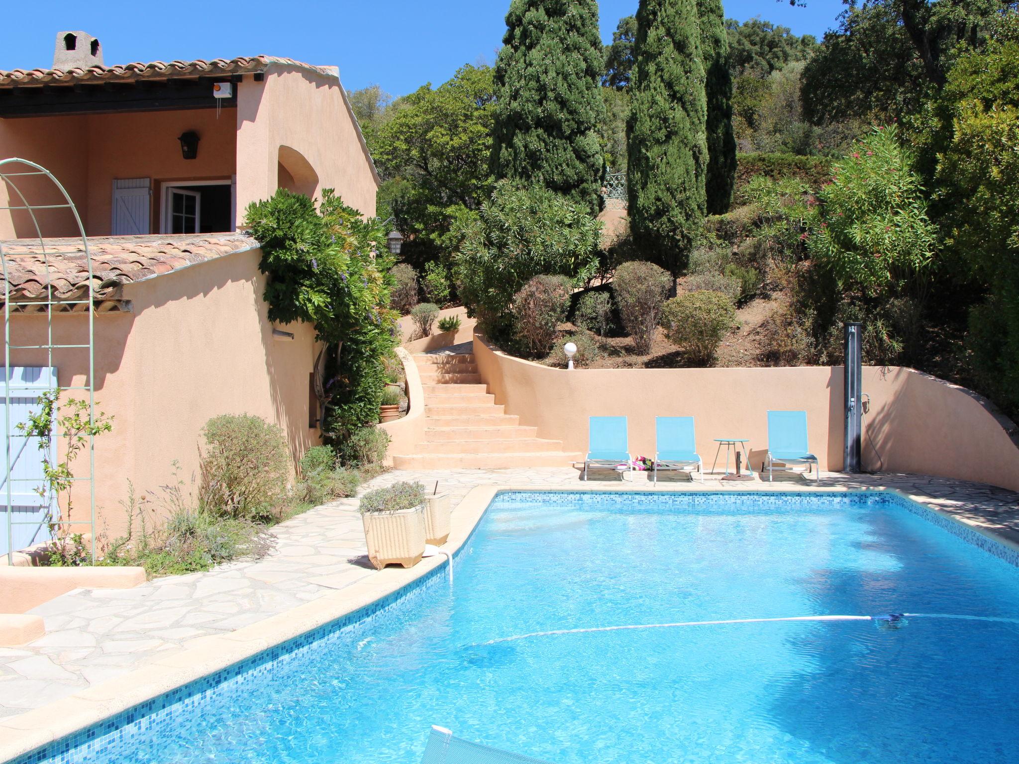 Photo 2 - Maison de 4 chambres à Cavalaire-sur-Mer avec piscine privée et vues à la mer