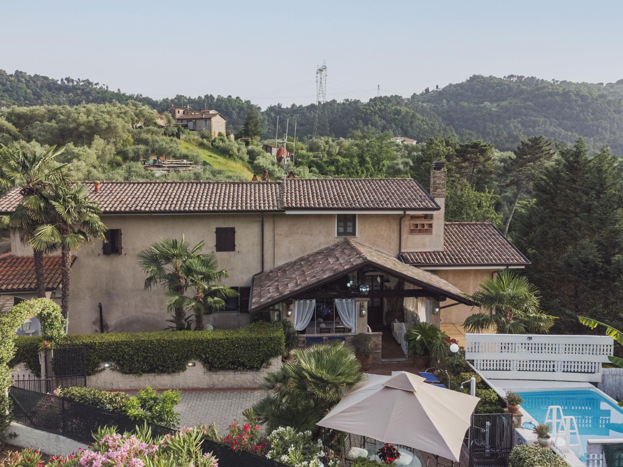 Foto 2 - Apartamento de 2 quartos em Camaiore com piscina privada e jardim