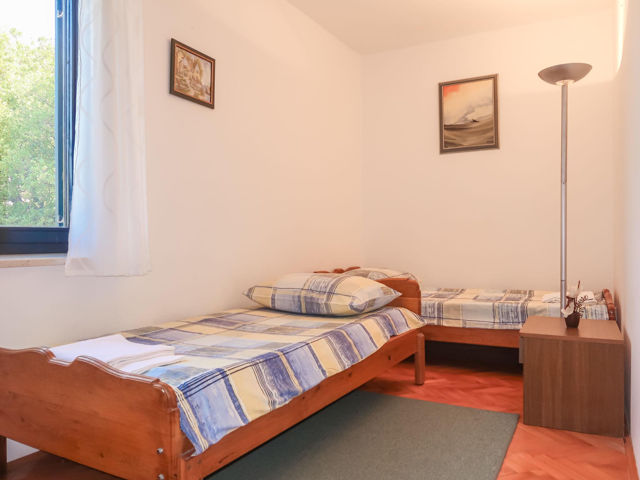 Foto 12 - Appartamento con 2 camere da letto a Senj con terrazza e vista mare