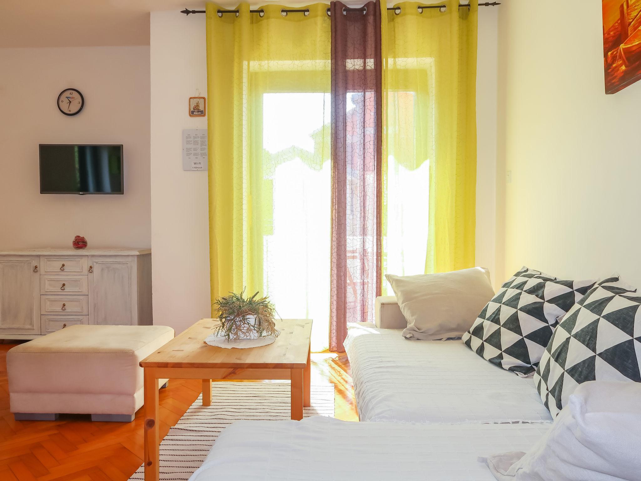 Foto 5 - Apartamento de 2 quartos em Senj com jardim e terraço