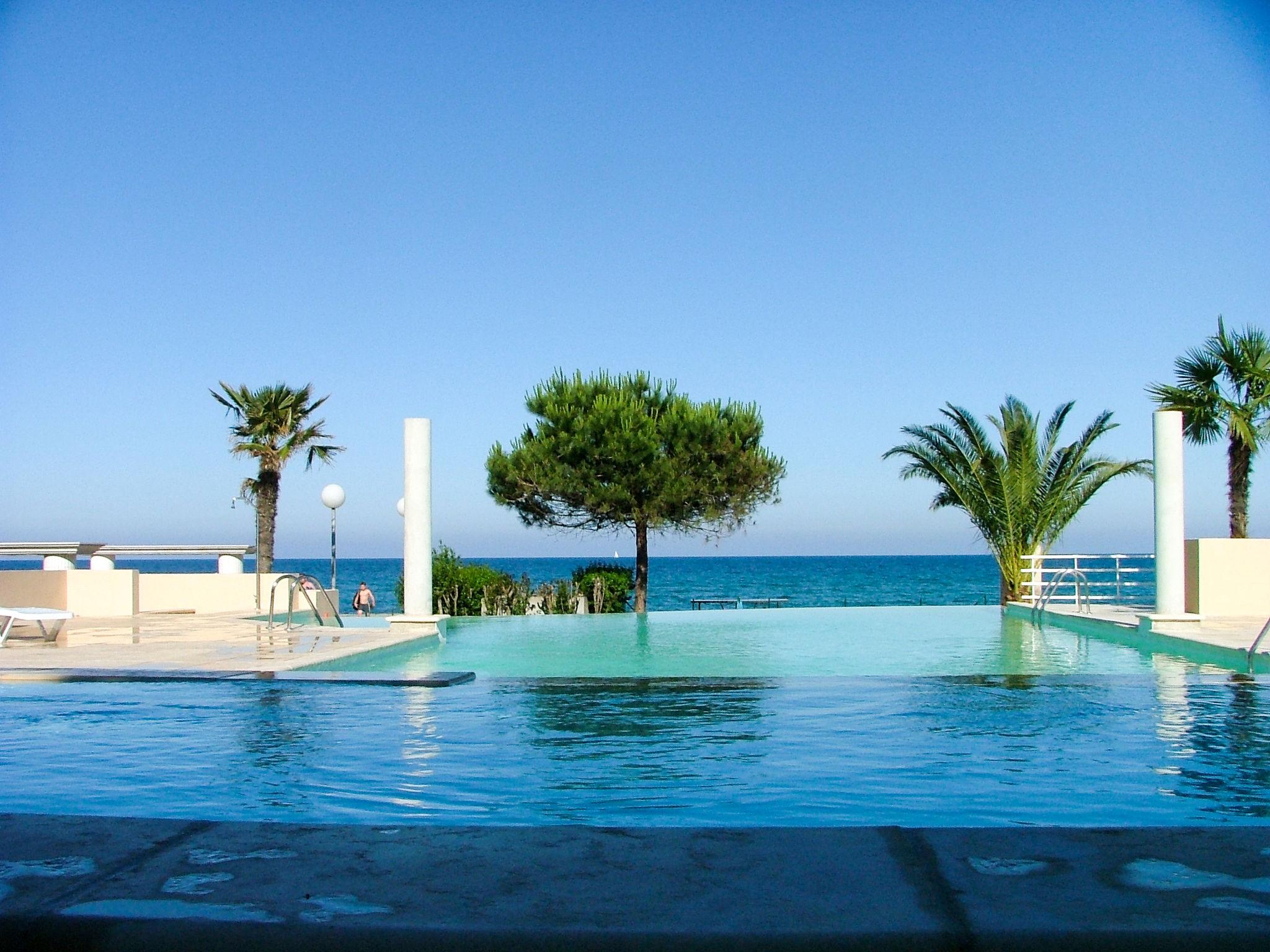 Foto 3 - Apartamento de 1 habitación en Santa-Lucia-di-Moriani con piscina y vistas al mar