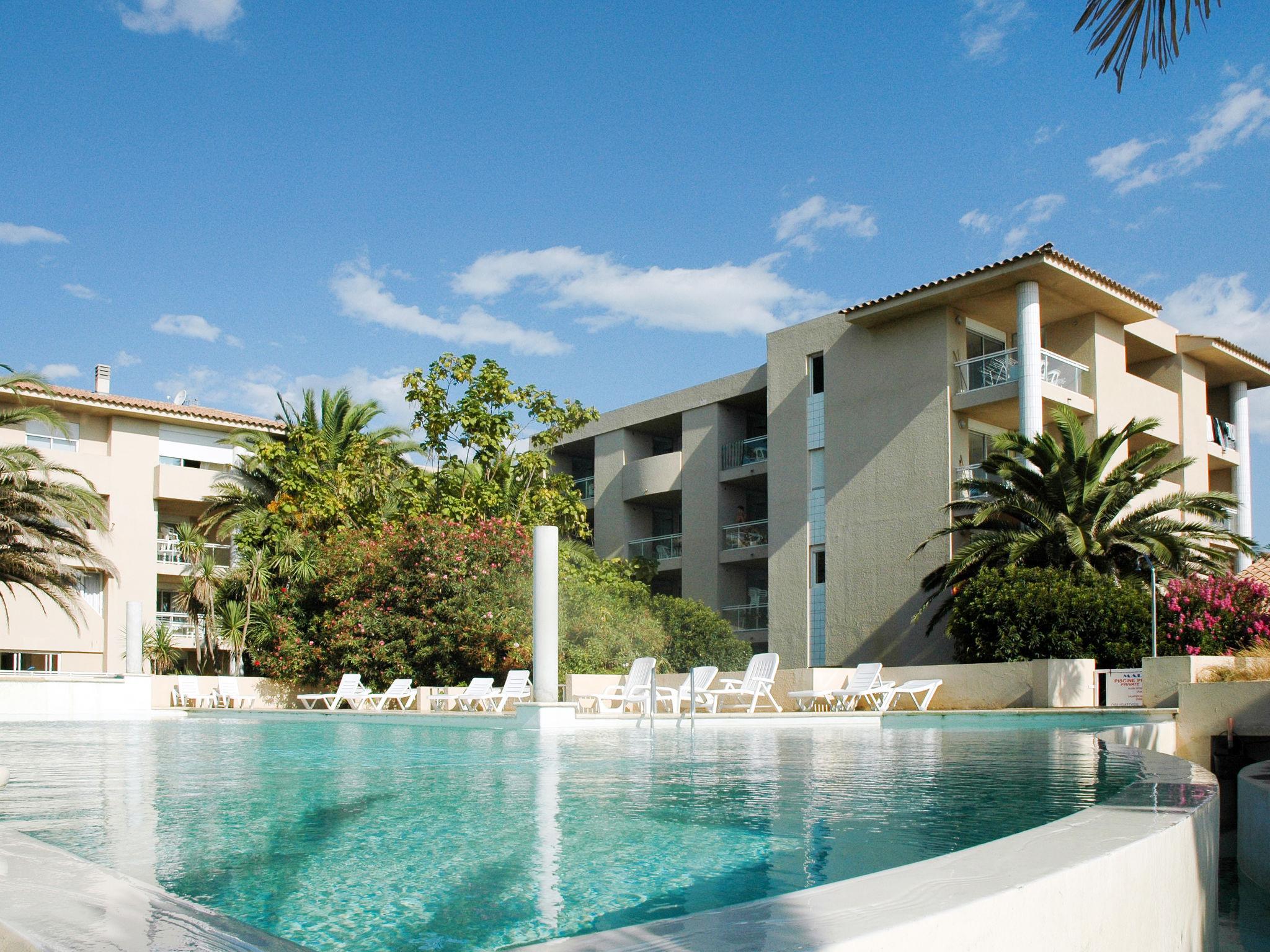 Foto 1 - Apartamento en Santa-Lucia-di-Moriani con piscina y vistas al mar