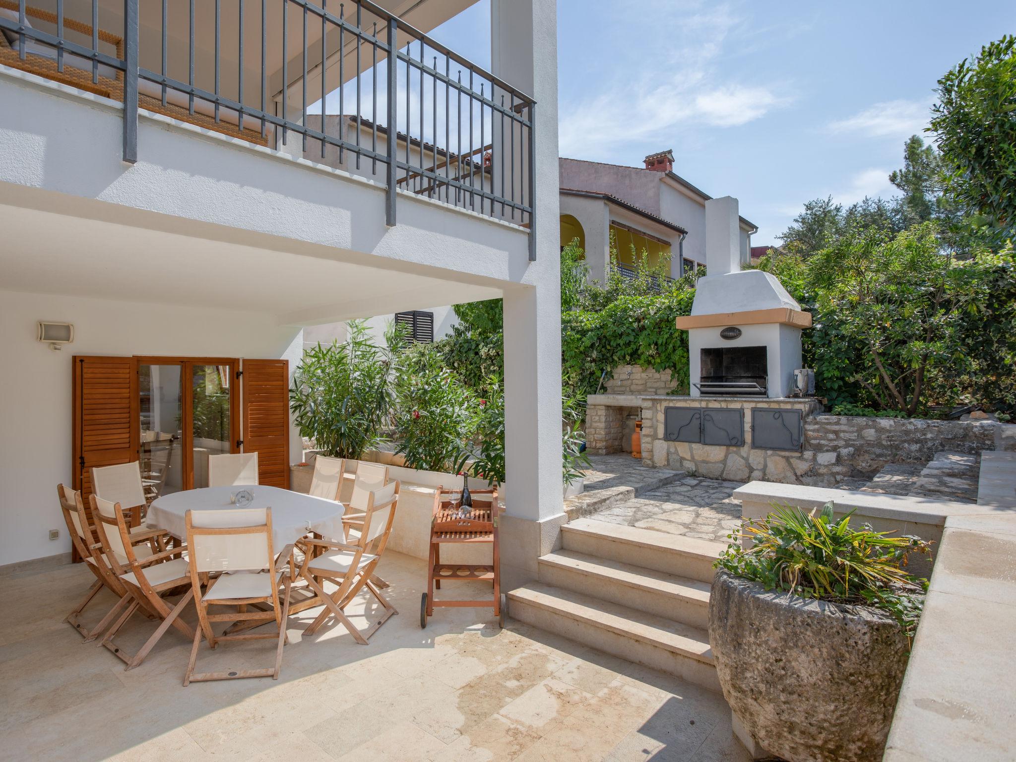 Photo 8 - Maison de 4 chambres à Vrsar avec piscine privée et jardin