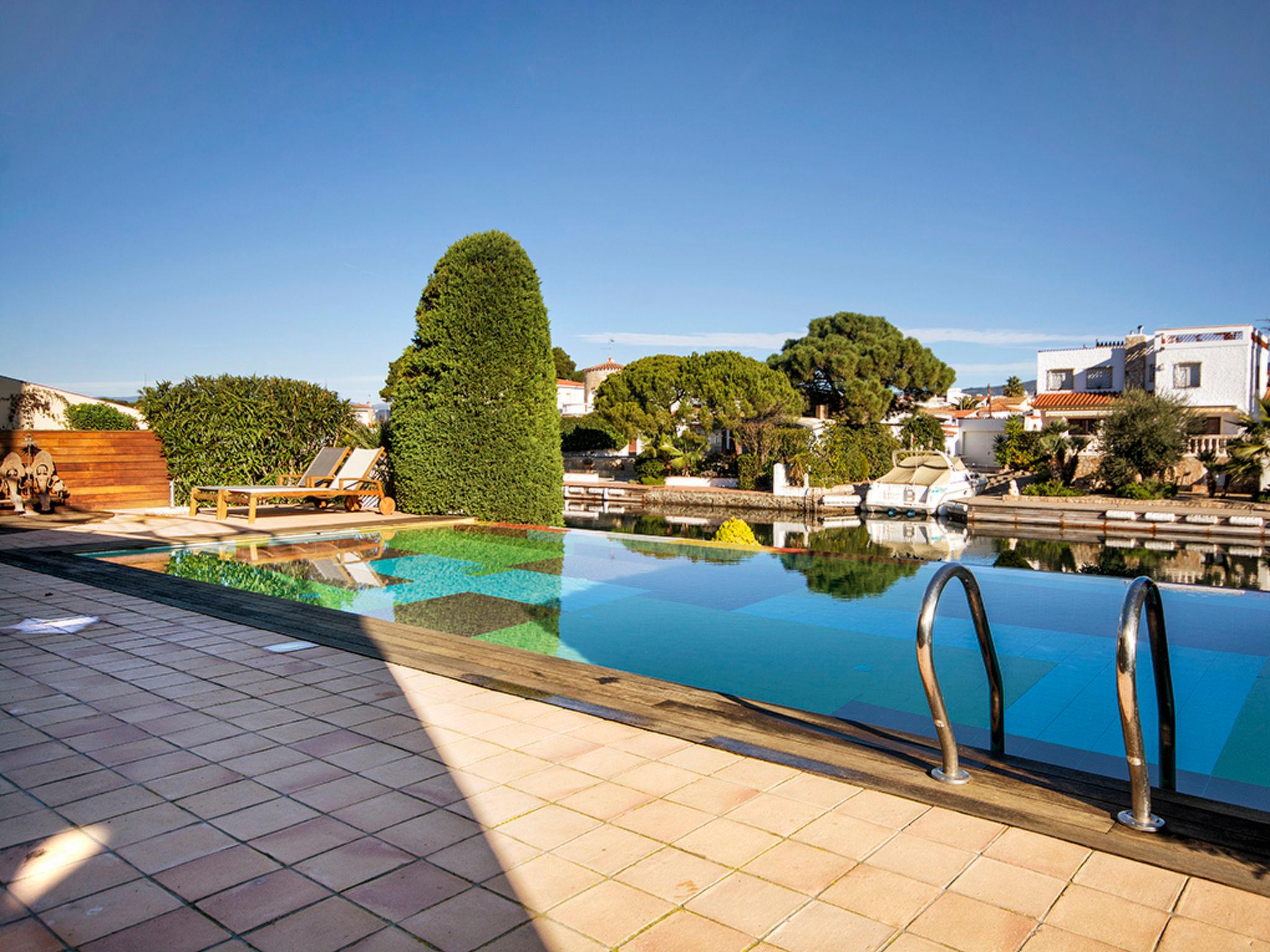 Photo 28 - Maison de 6 chambres à Castelló d'Empúries avec piscine privée et vues à la mer