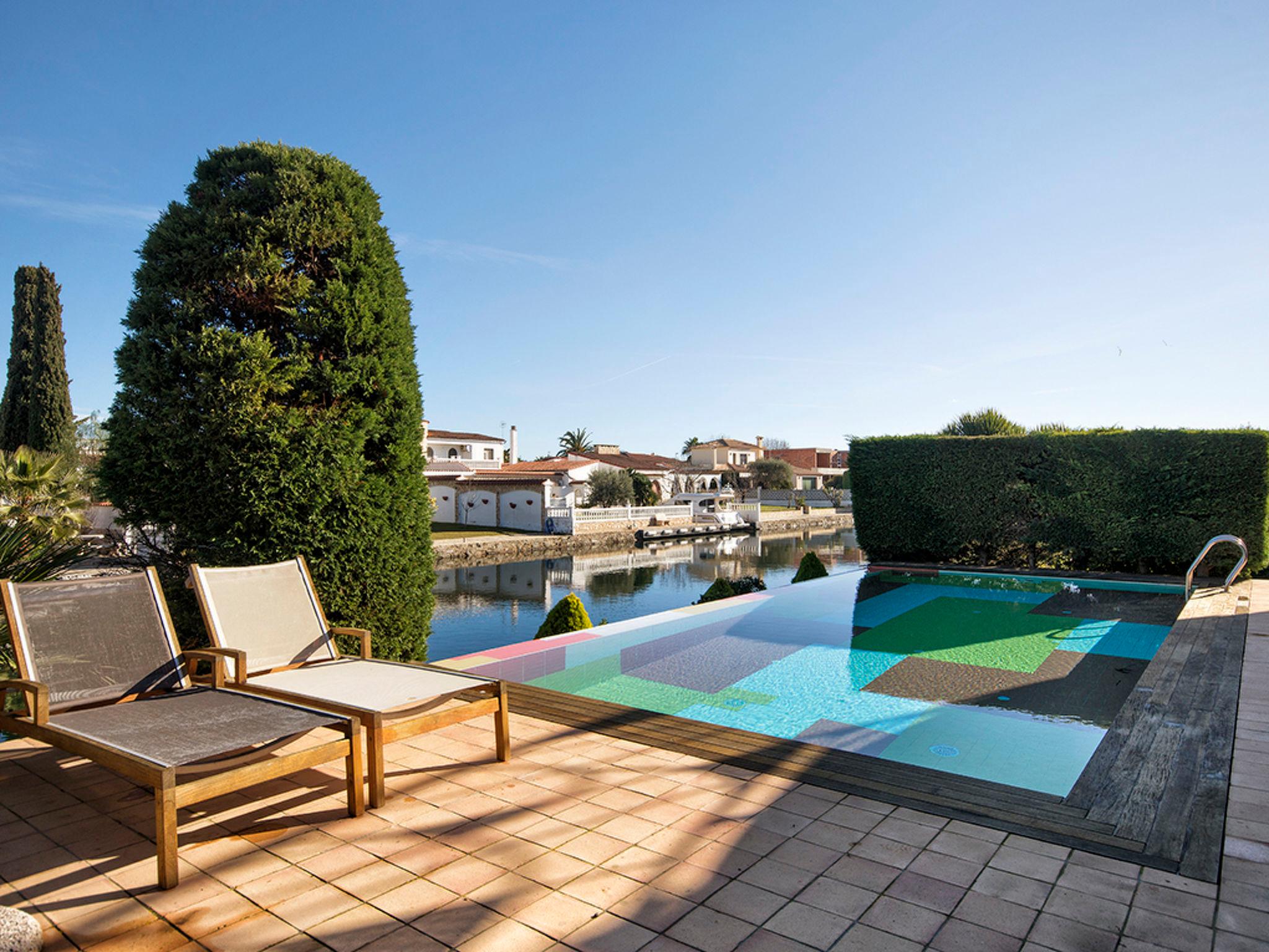 Photo 22 - Maison de 6 chambres à Castelló d'Empúries avec piscine privée et vues à la mer