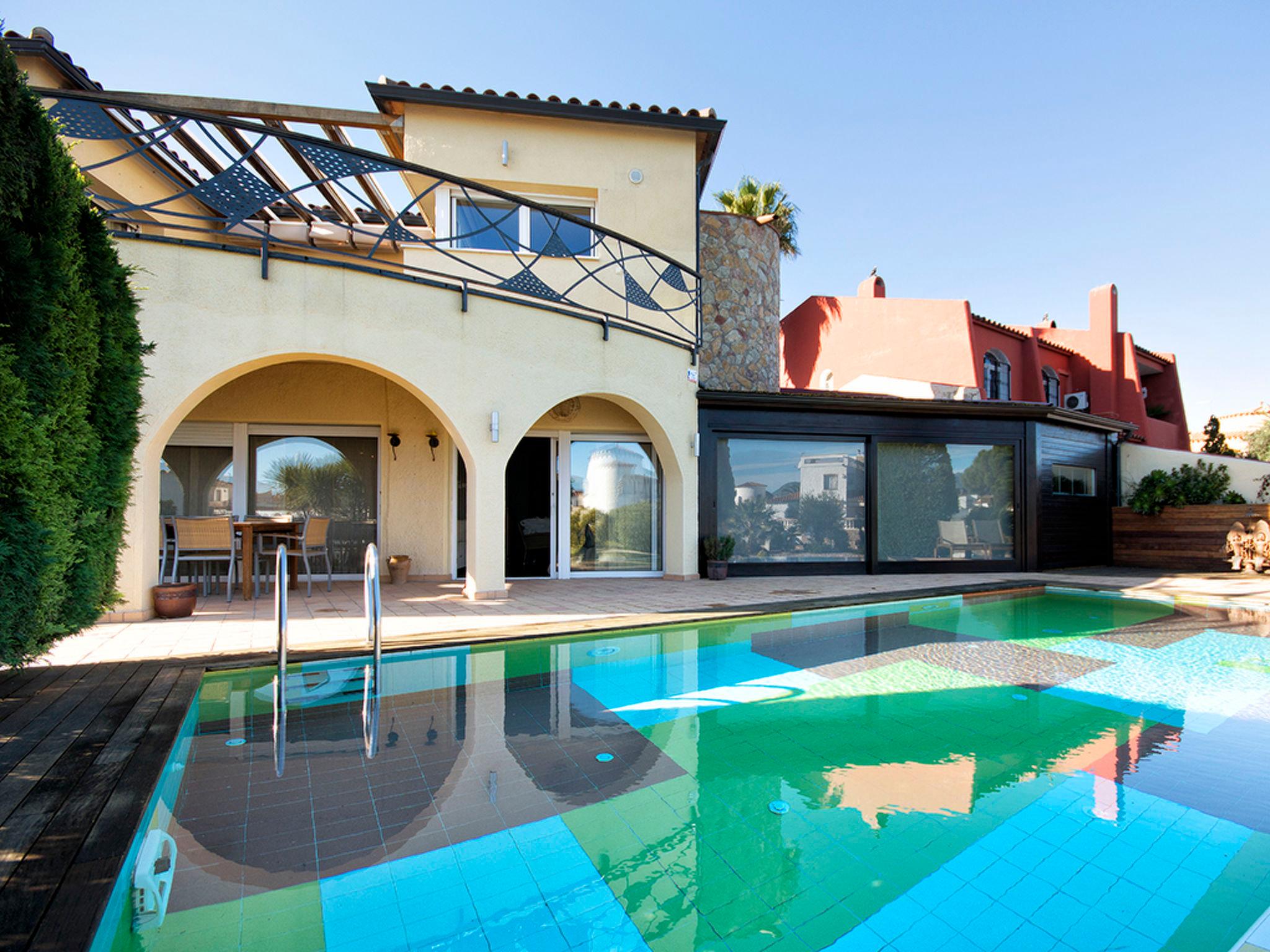 Foto 1 - Casa de 6 quartos em Castelló d'Empúries com piscina privada e vistas do mar