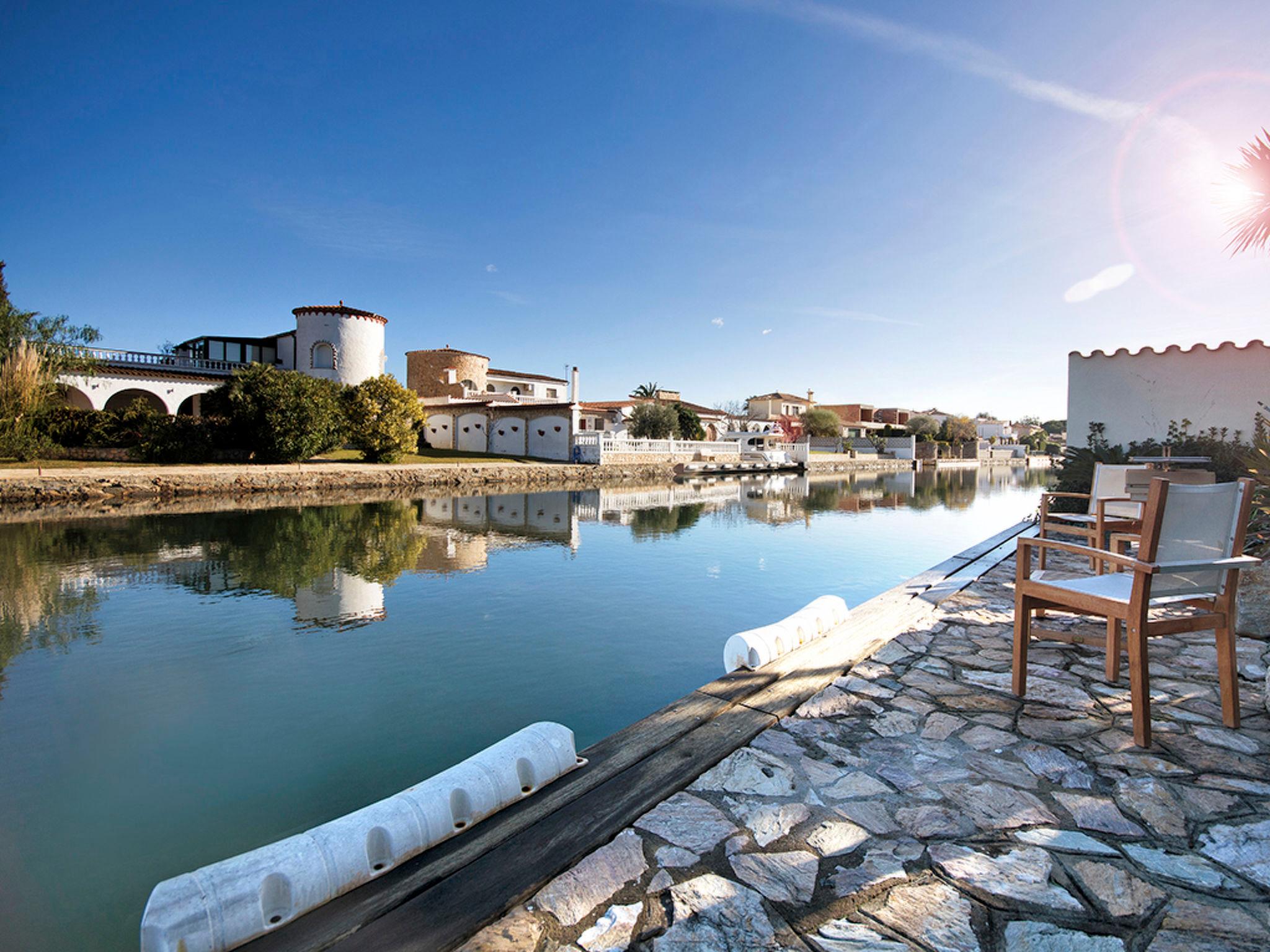 Photo 30 - Maison de 6 chambres à Castelló d'Empúries avec piscine privée et vues à la mer