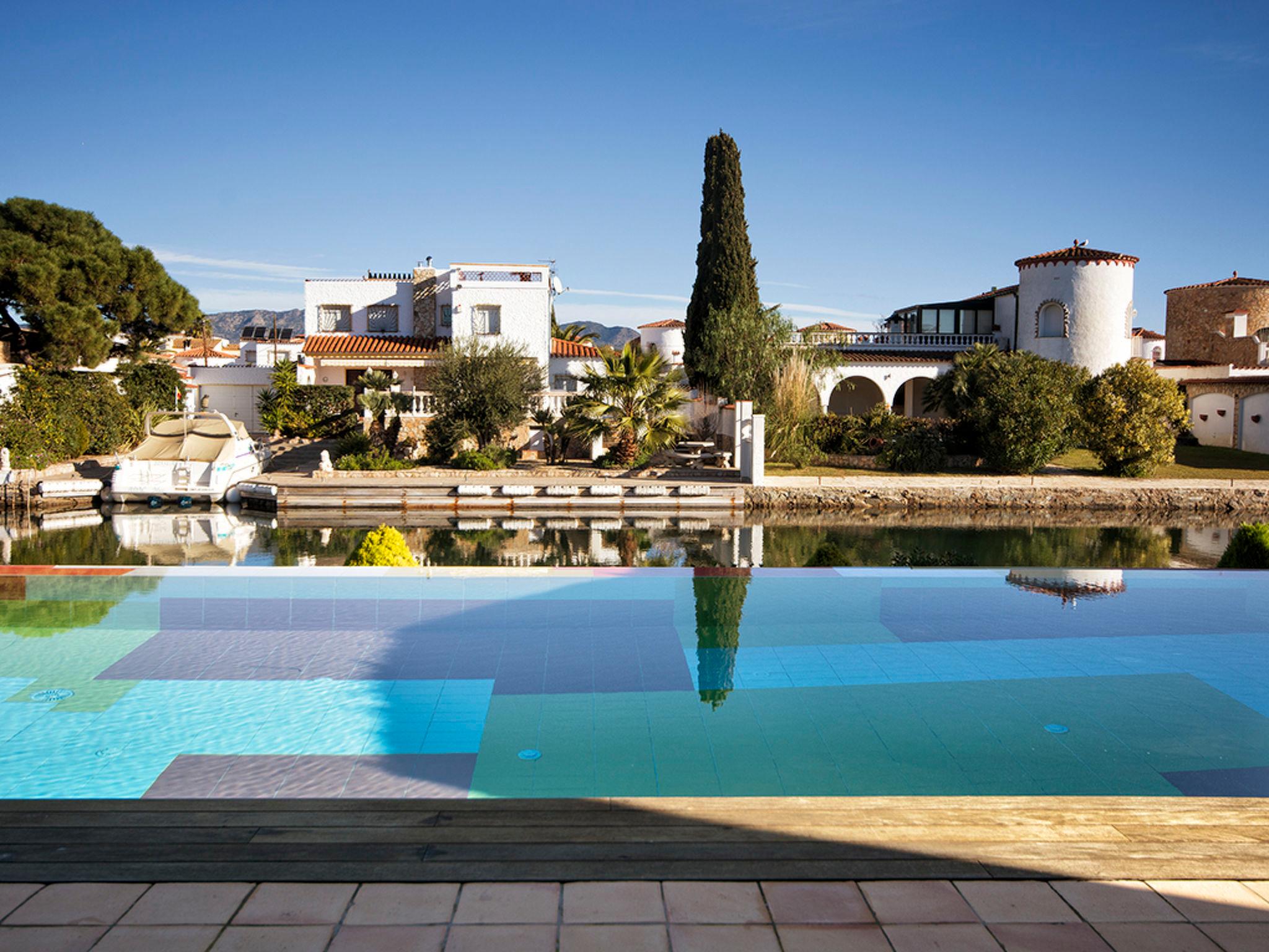 Foto 27 - Casa con 6 camere da letto a Castelló d'Empúries con piscina privata e giardino