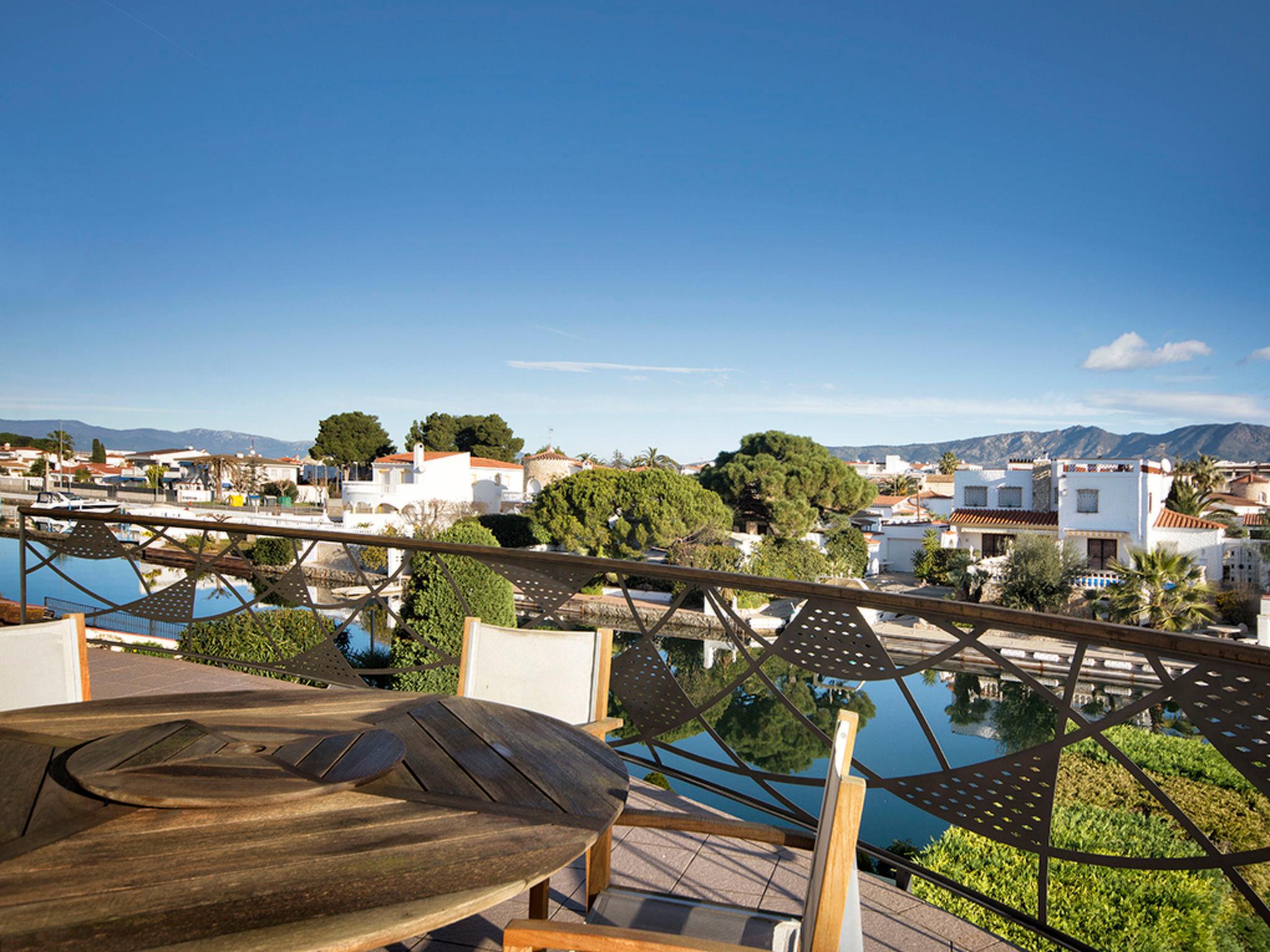 Photo 25 - Maison de 6 chambres à Castelló d'Empúries avec piscine privée et vues à la mer