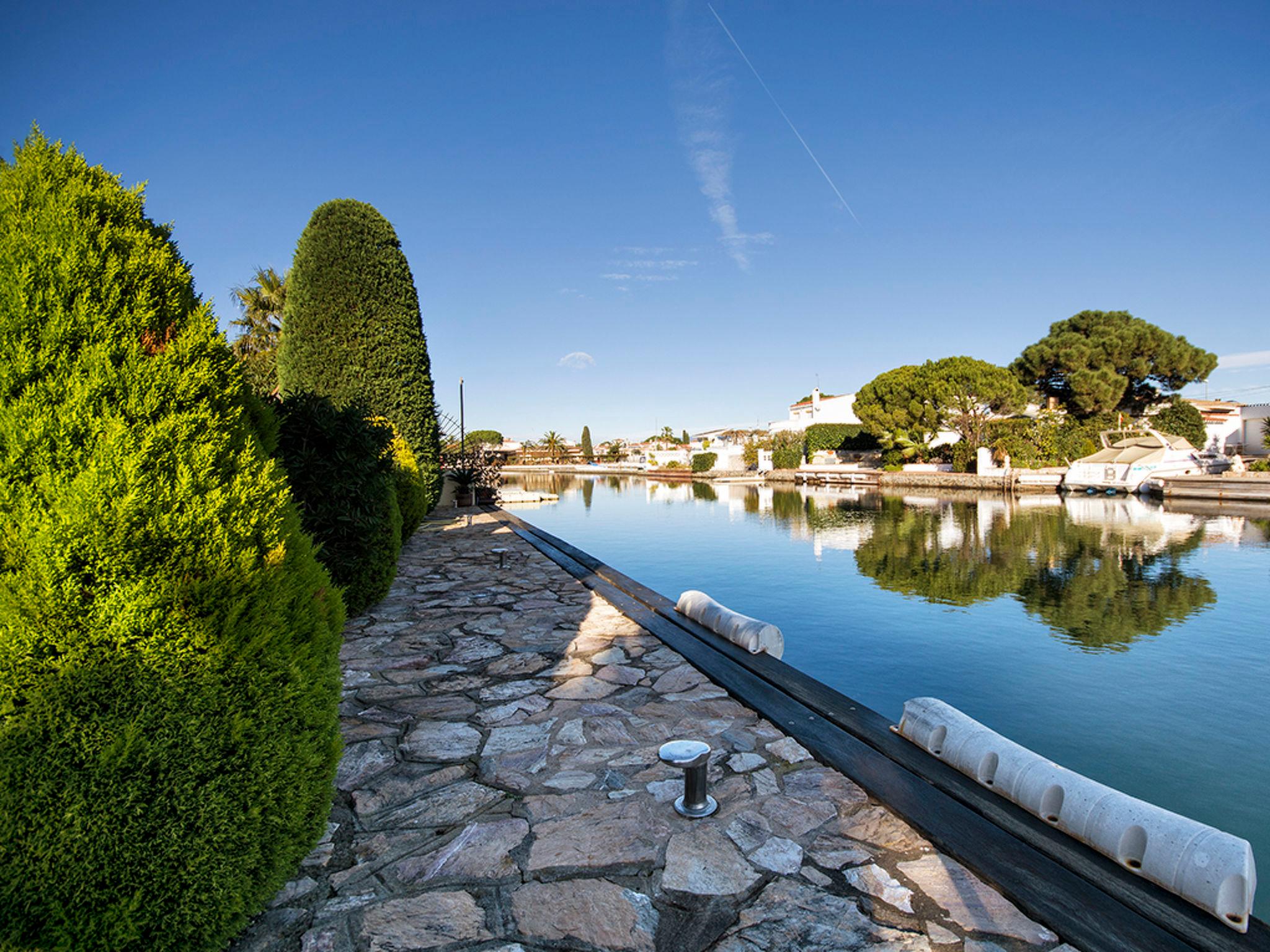 Photo 29 - Maison de 6 chambres à Castelló d'Empúries avec piscine privée et jardin