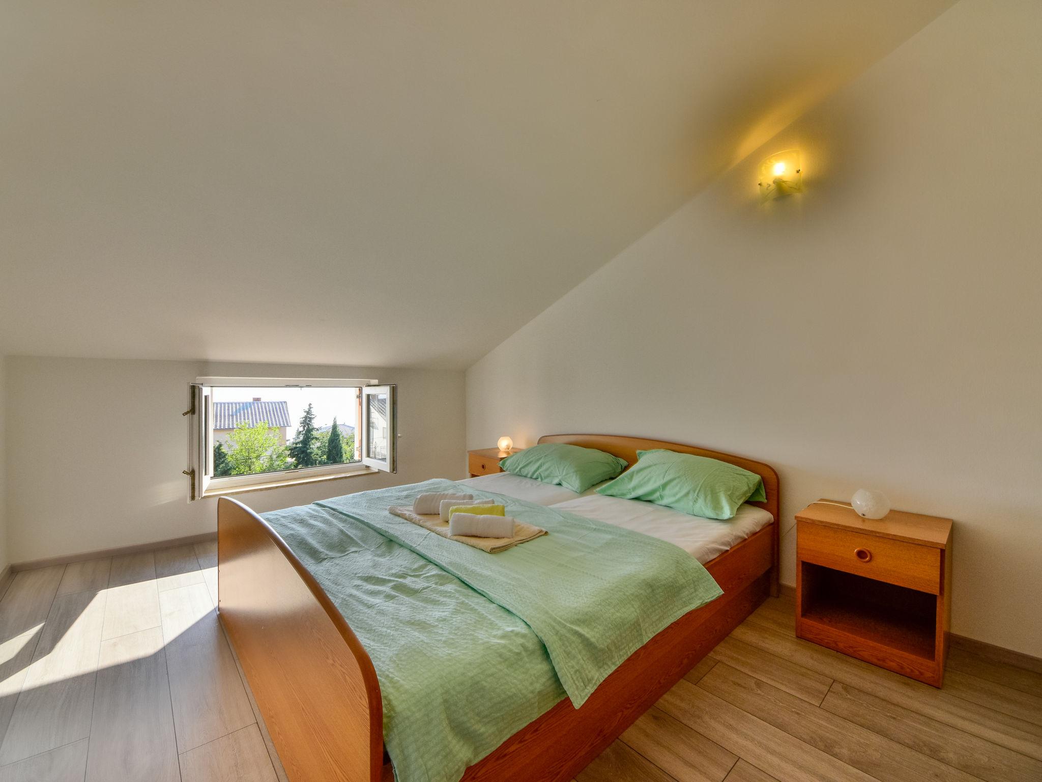 Foto 8 - Appartamento con 3 camere da letto a Novi Vinodolski con terrazza e vista mare