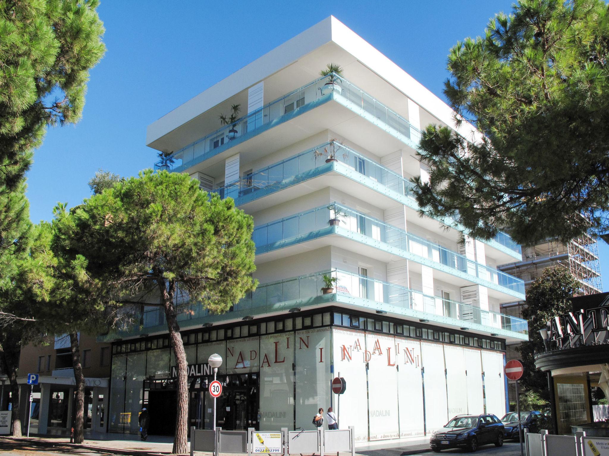 Photo 1 - Appartement de 2 chambres à Lignano Sabbiadoro avec piscine