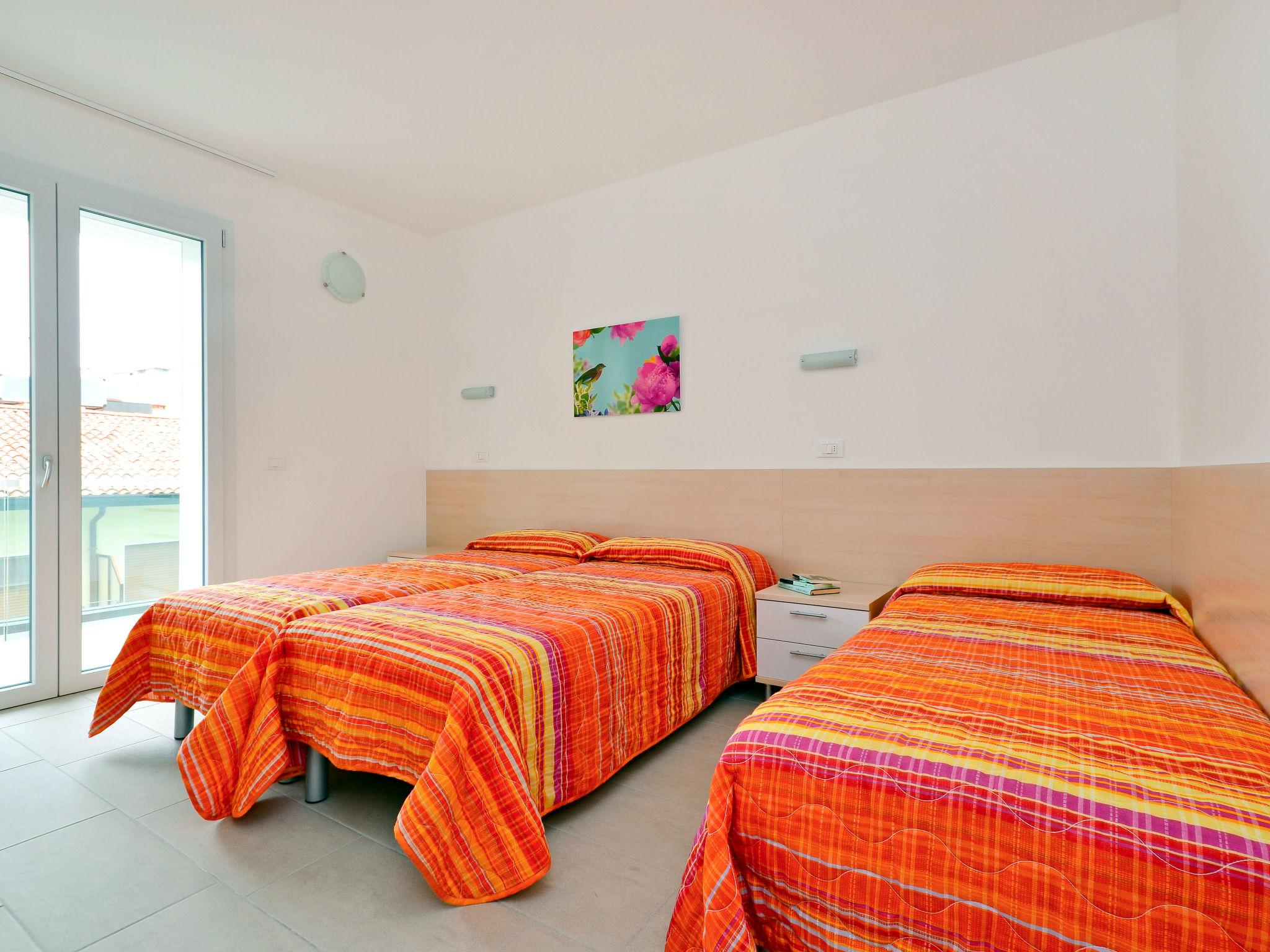 Photo 8 - Appartement de 1 chambre à Lignano Sabbiadoro avec piscine et vues à la mer