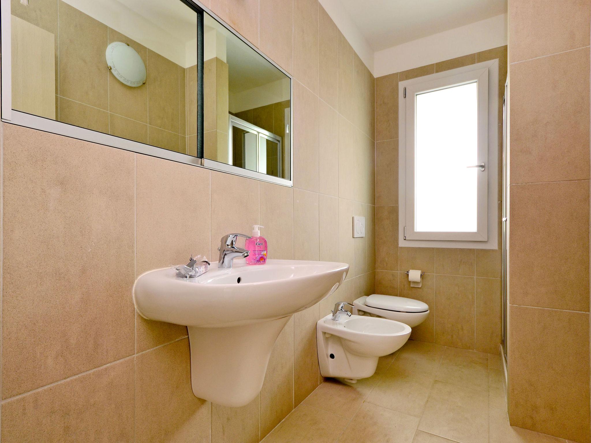 Foto 9 - Apartamento de 1 habitación en Lignano Sabbiadoro con piscina y vistas al mar