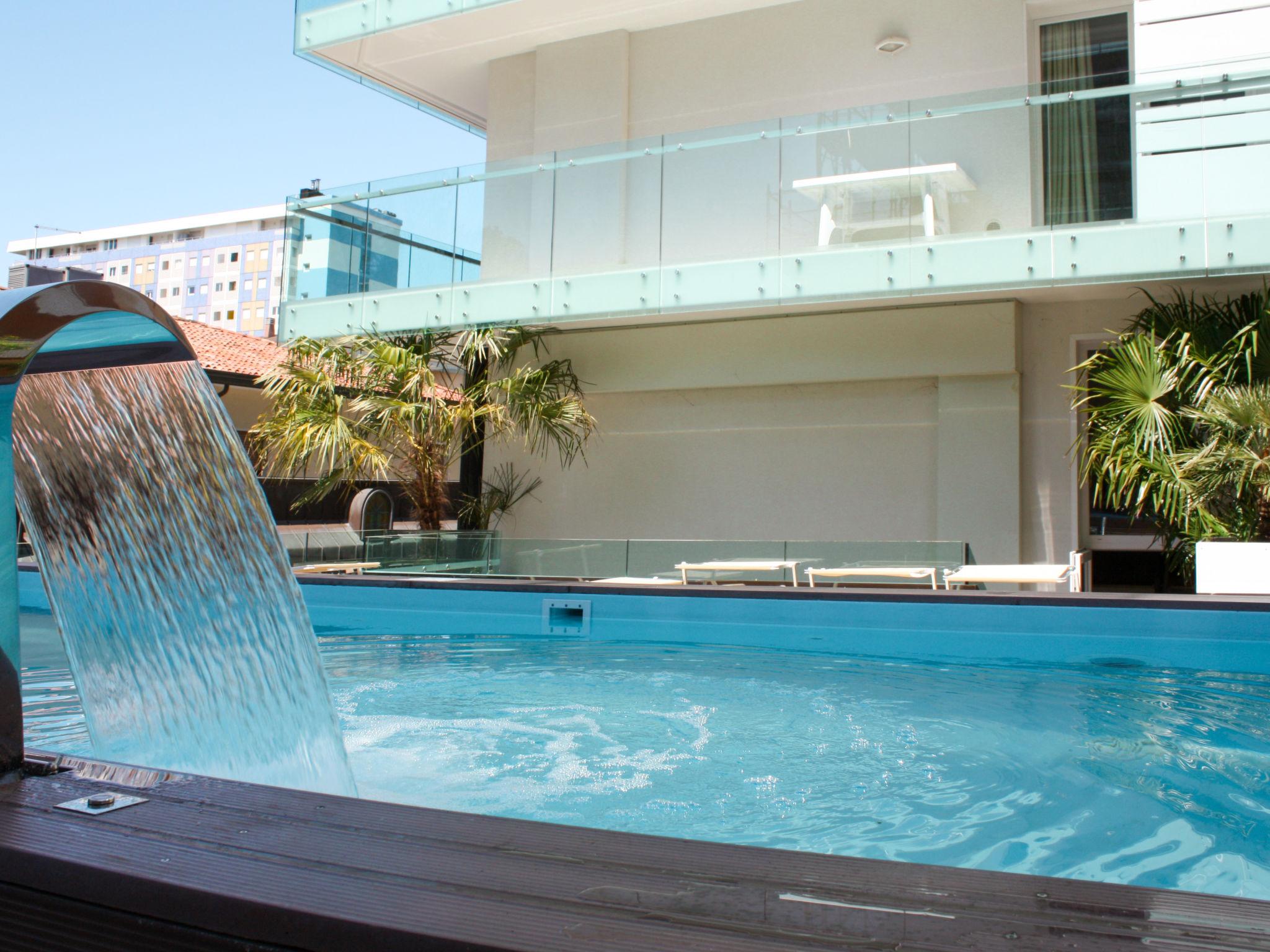 Photo 2 - Appartement de 2 chambres à Lignano Sabbiadoro avec piscine et vues à la mer