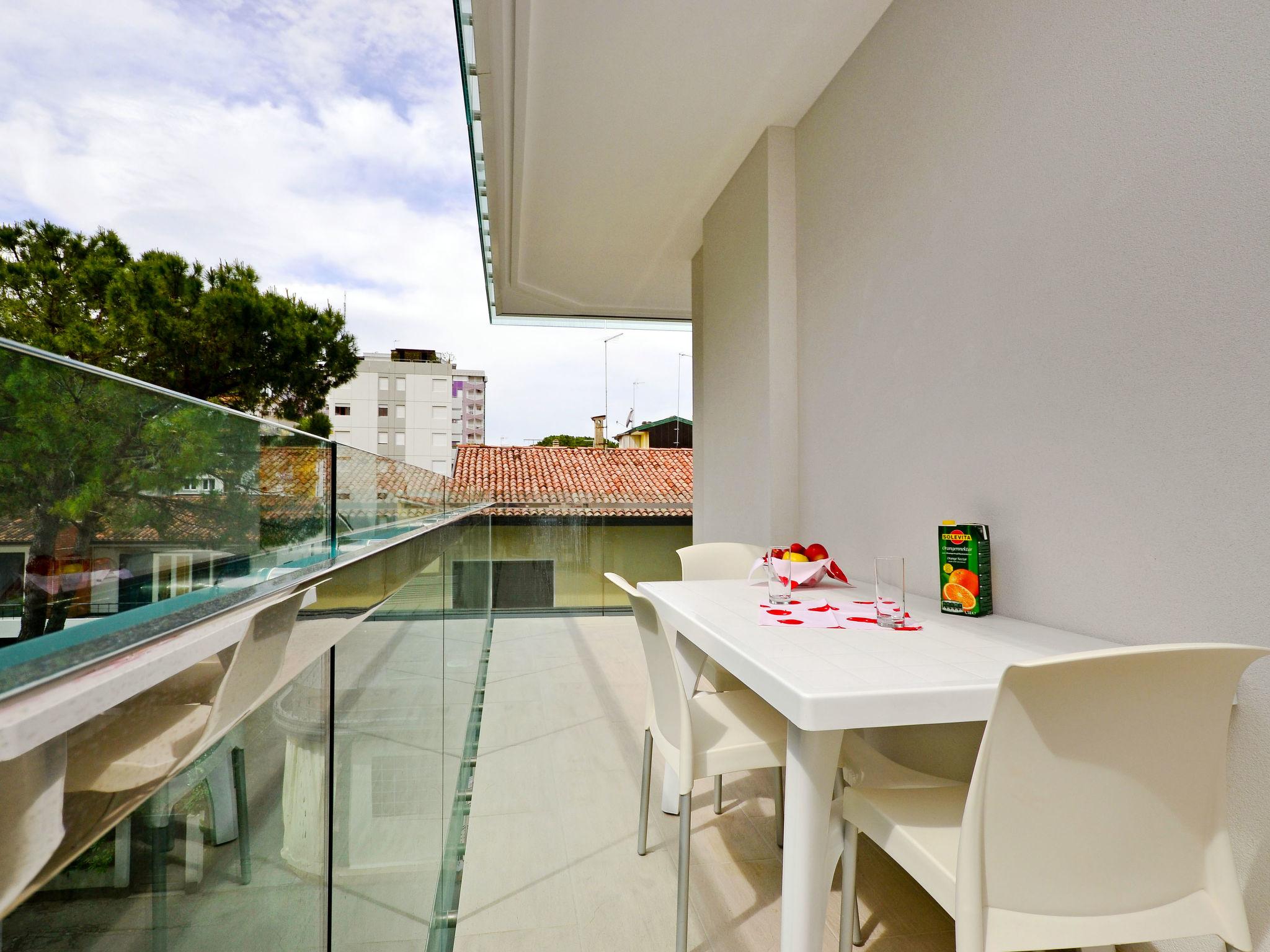 Foto 3 - Apartment mit 1 Schlafzimmer in Lignano Sabbiadoro mit schwimmbad und blick aufs meer