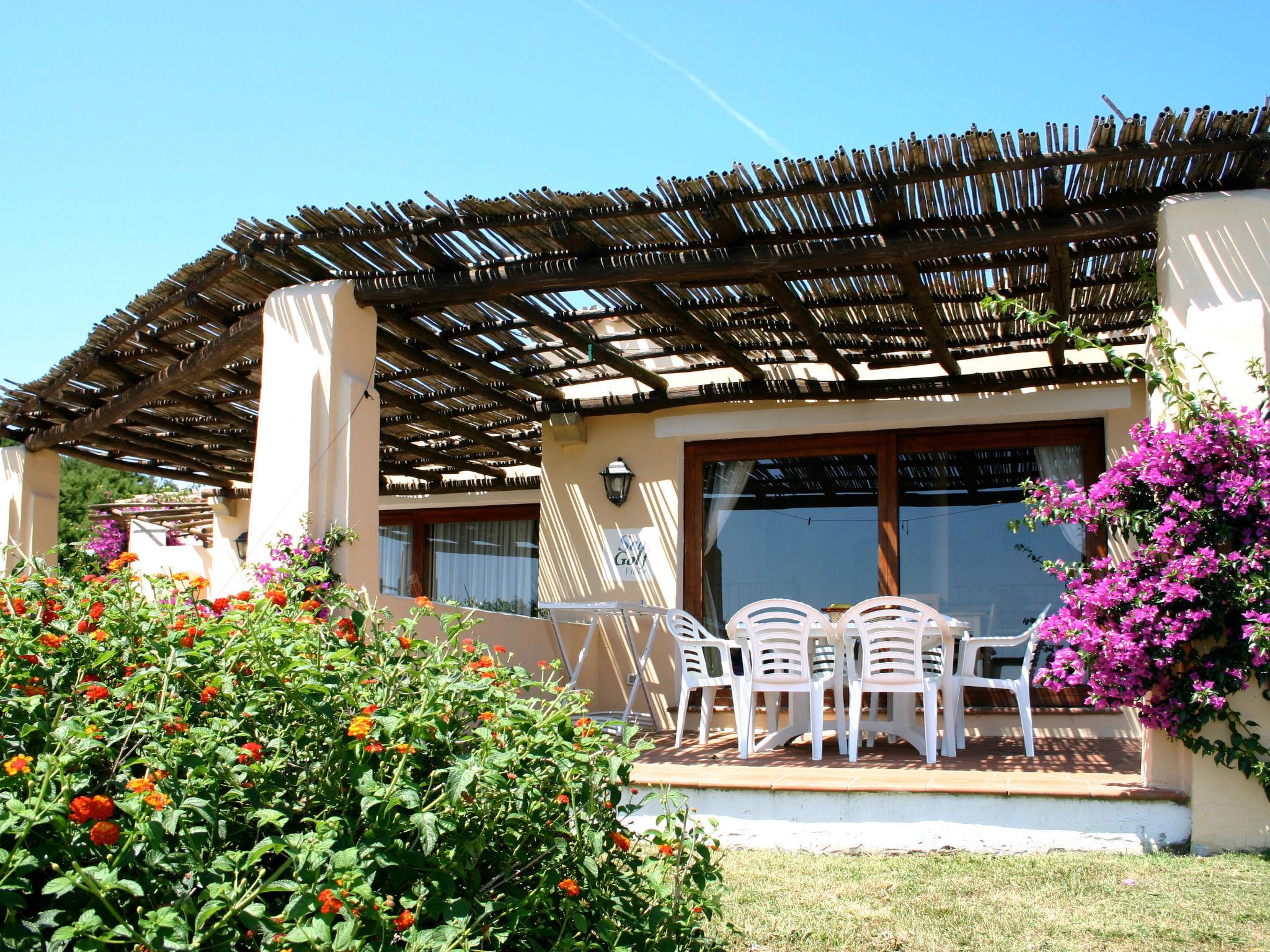 Photo 2 - Maison de 1 chambre à Stintino avec jardin et terrasse