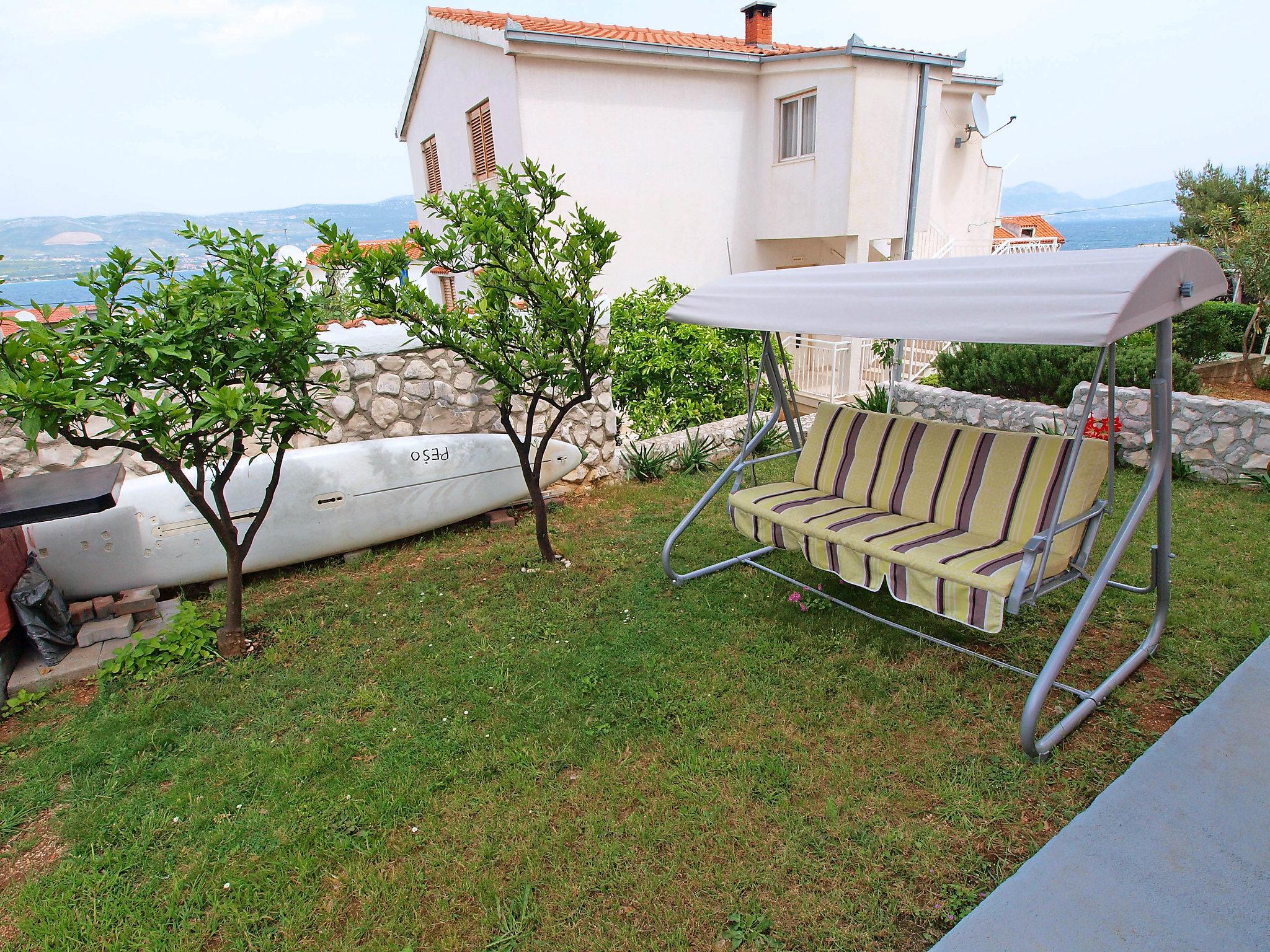 Foto 1 - Apartamento de 2 habitaciones en Split con jardín y vistas al mar