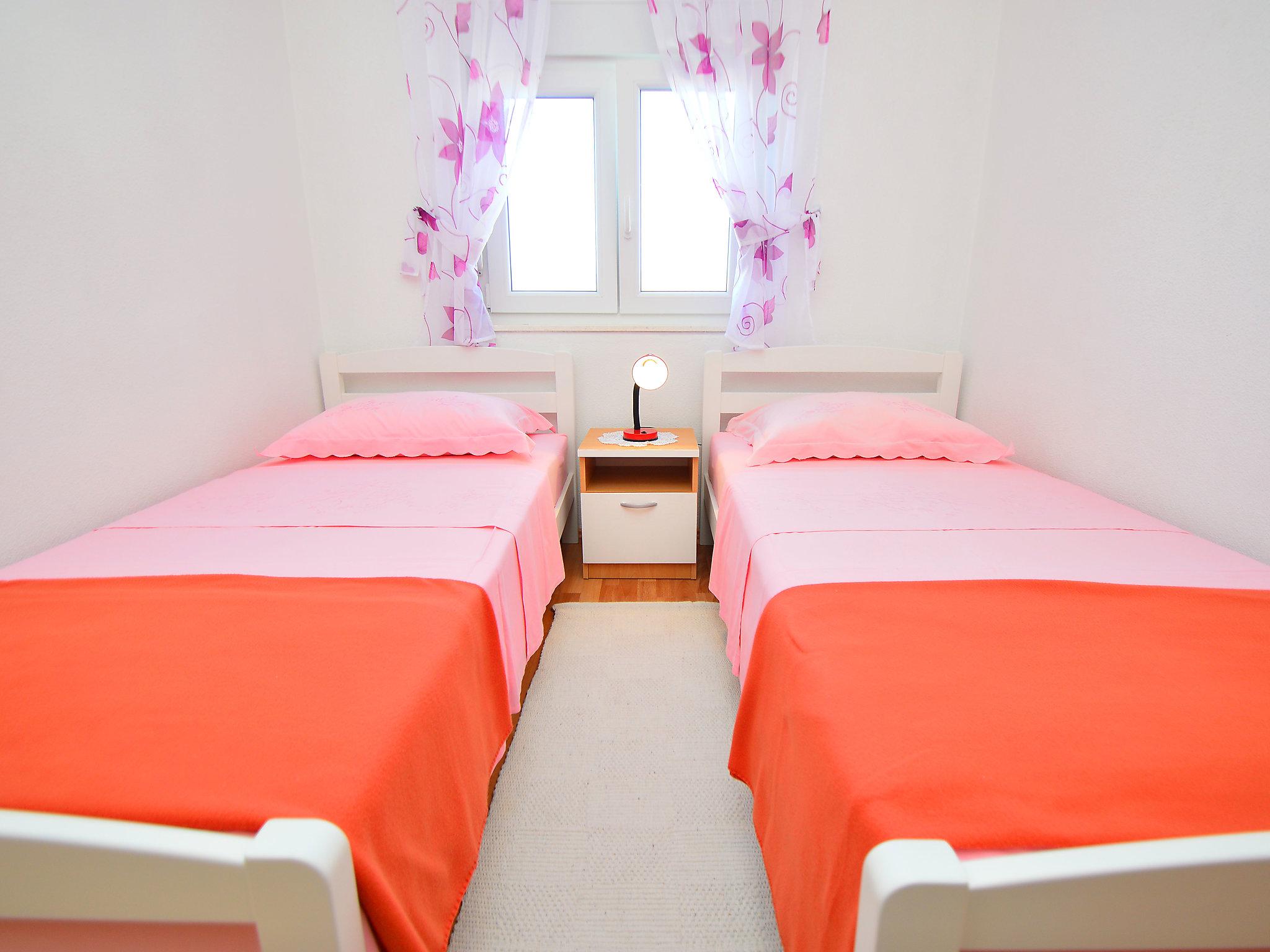 Foto 12 - Appartamento con 2 camere da letto a Spalato con giardino e vista mare