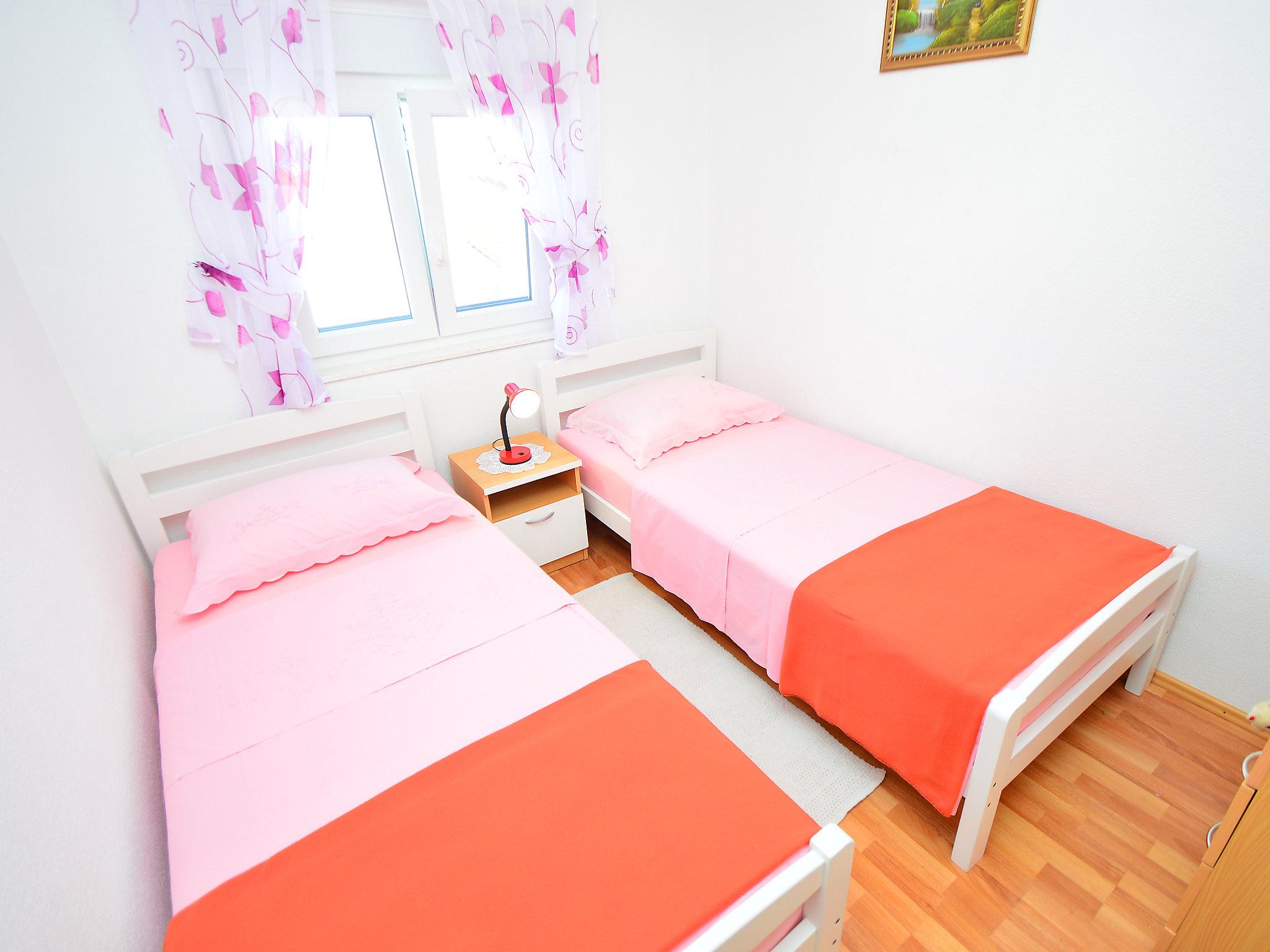 Foto 11 - Appartamento con 2 camere da letto a Spalato con giardino e vista mare