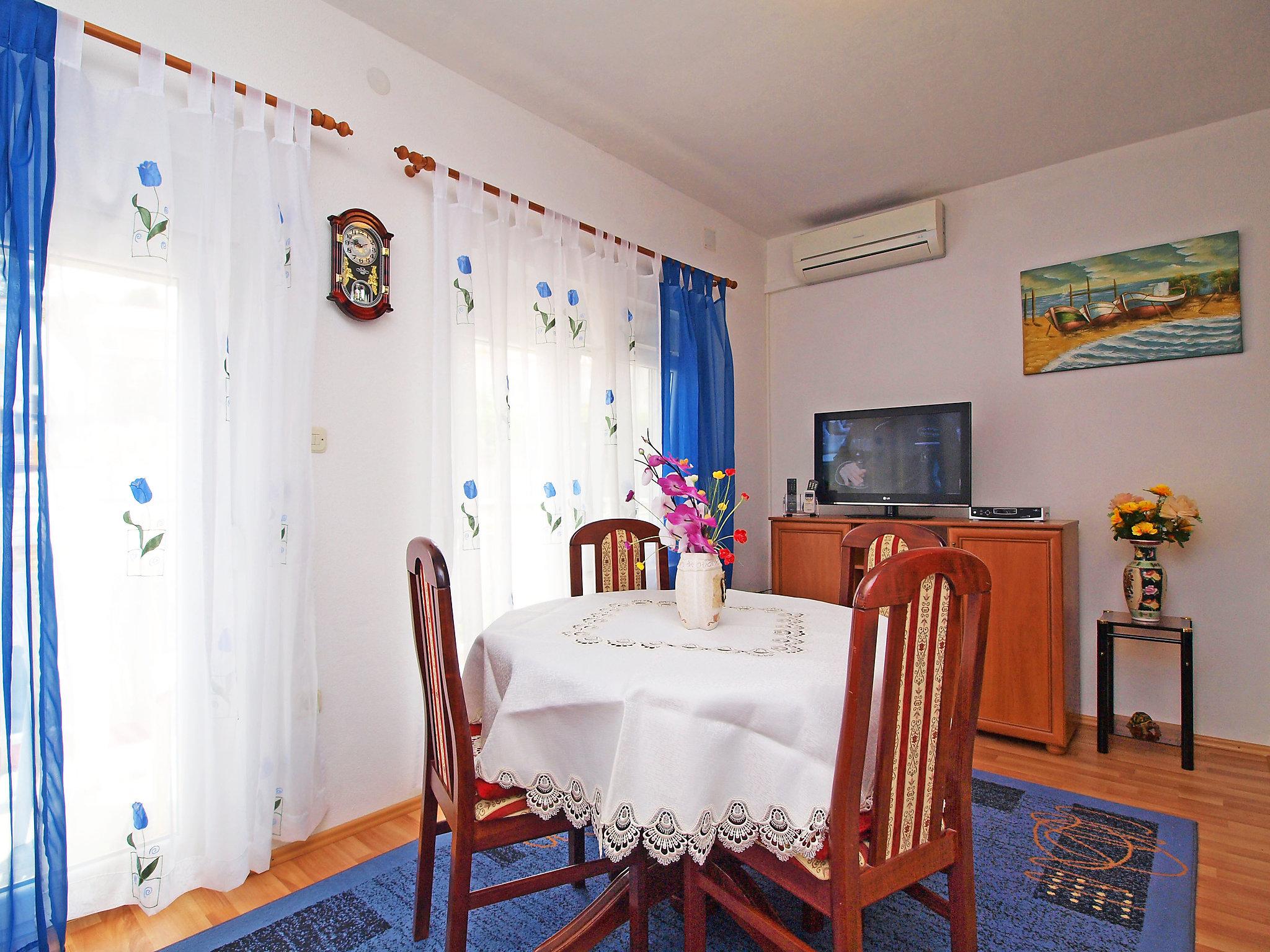 Photo 4 - 2 bedroom Apartment in Split with garden and terrace