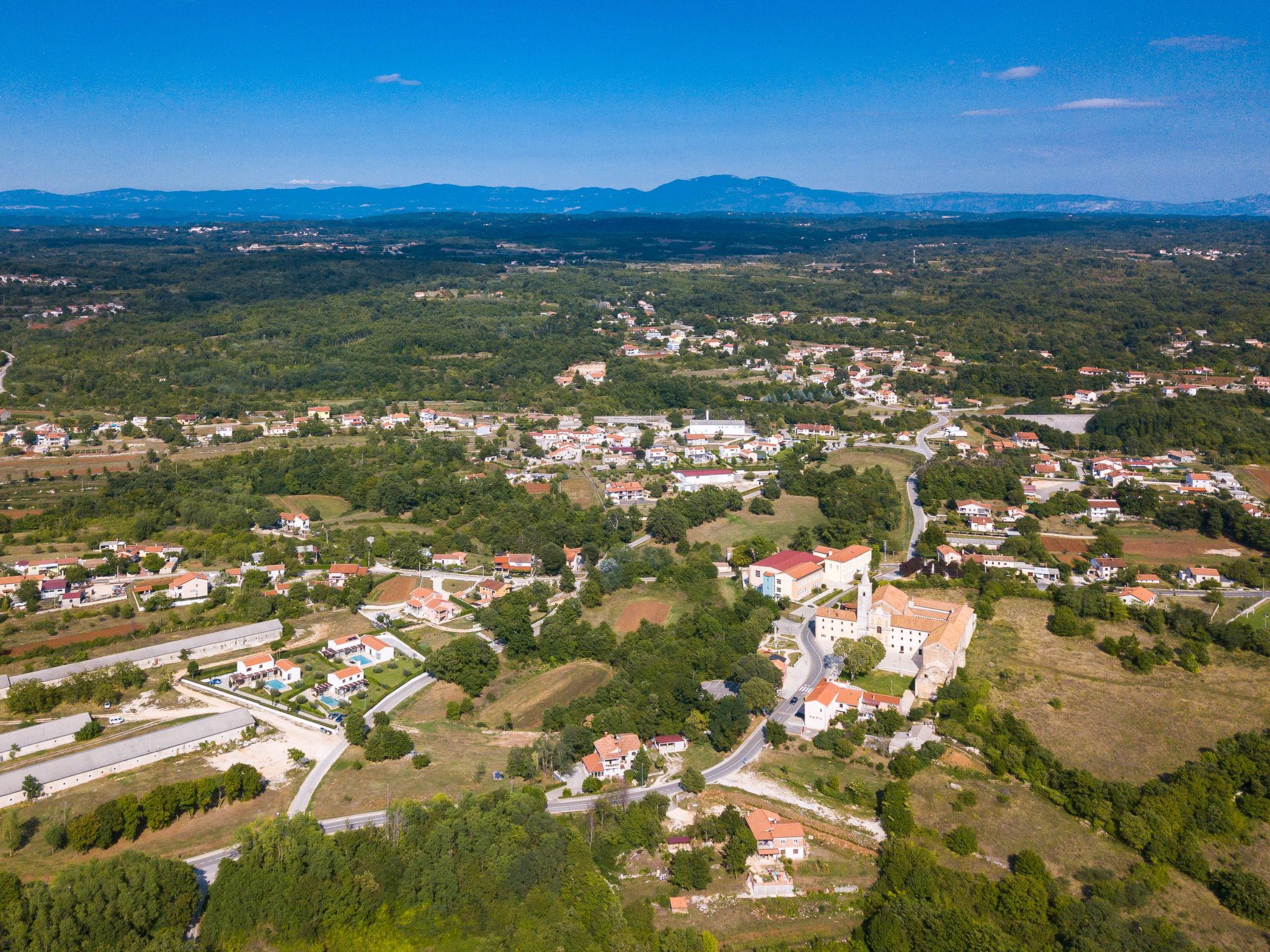 Photo 35 - Maison de 4 chambres à Sveti Petar u Šumi avec piscine privée et jardin