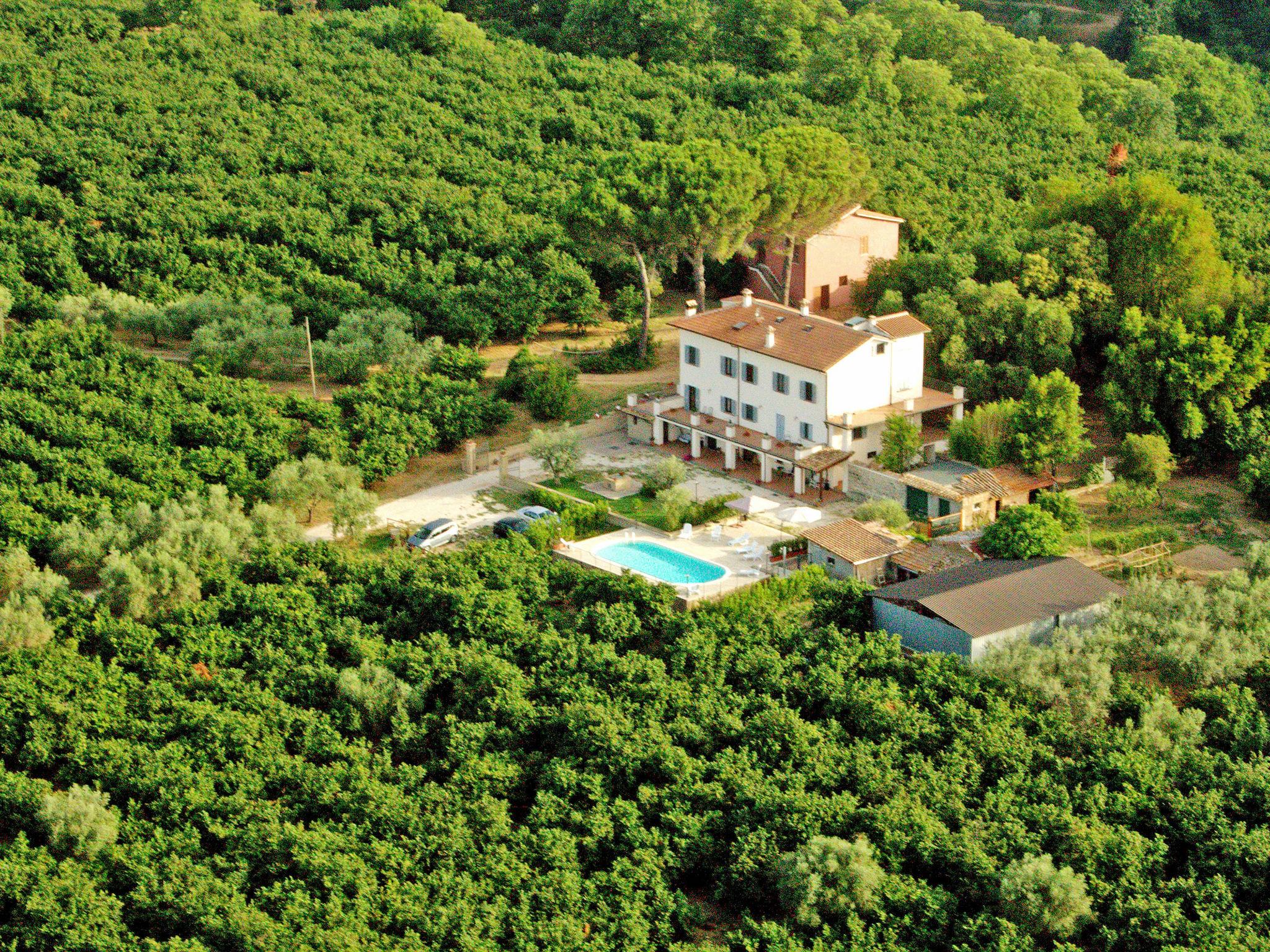 Foto 2 - Appartamento con 1 camera da letto a Caprarola con piscina e giardino