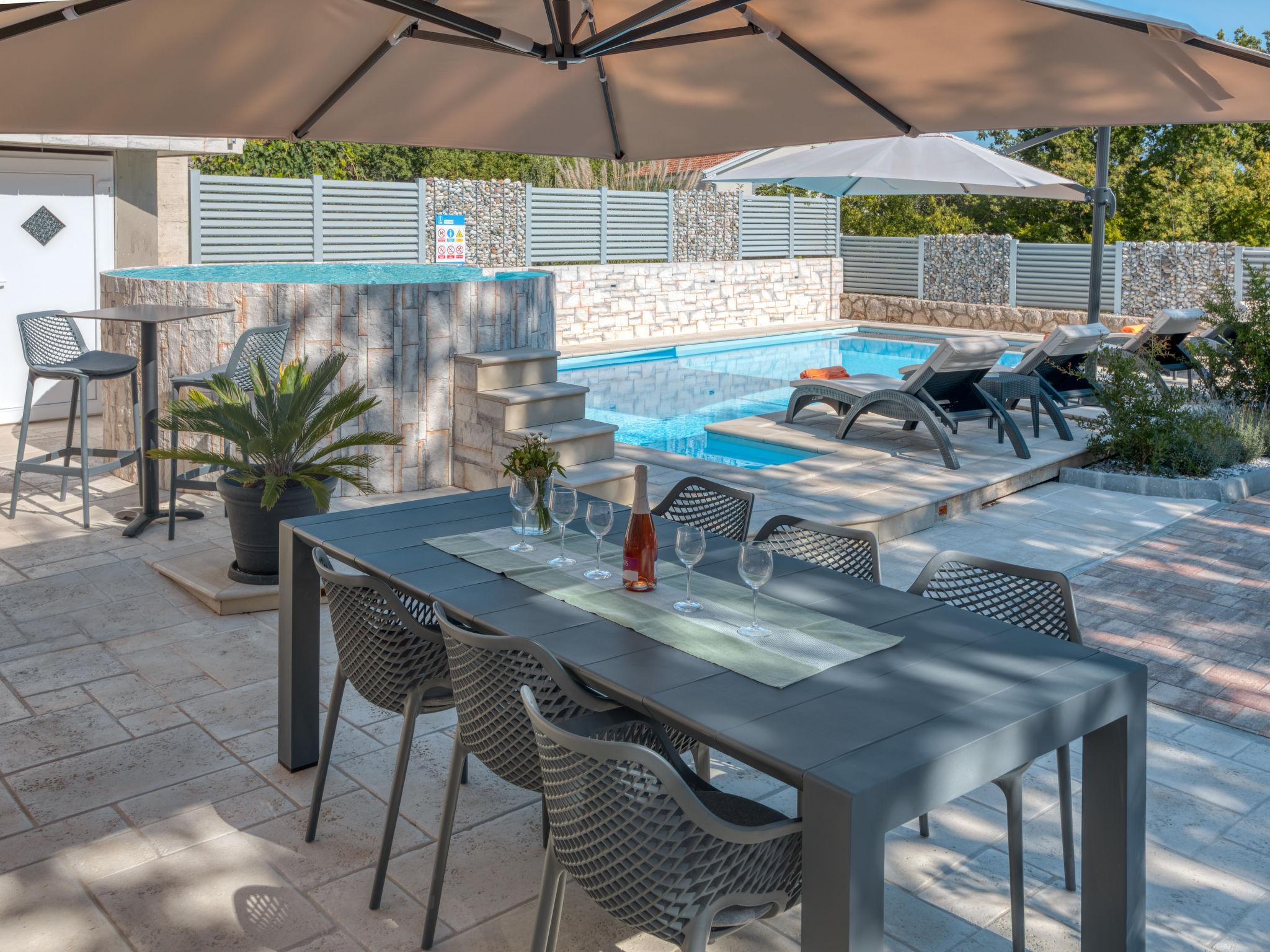 Photo 3 - Maison de 4 chambres à Dobrinj avec piscine privée et vues à la mer