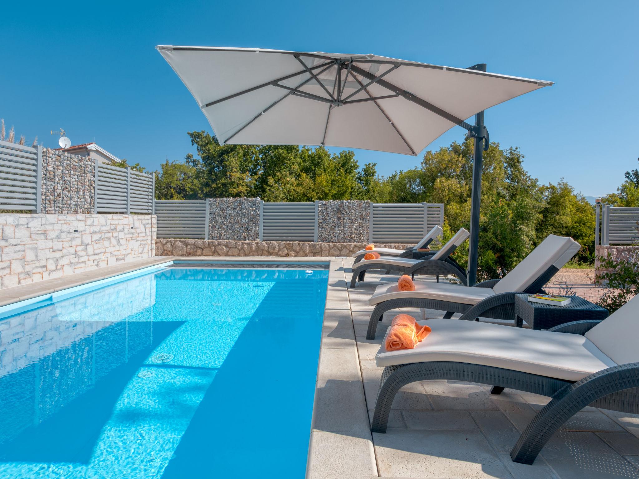 Foto 4 - Casa de 4 quartos em Dobrinj com piscina privada e vistas do mar