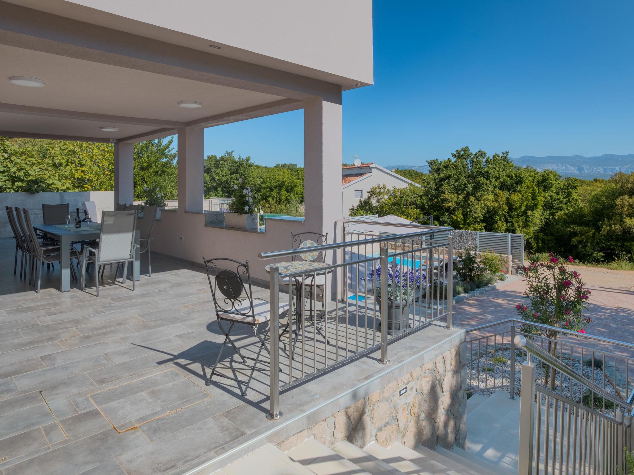 Photo 13 - Maison de 4 chambres à Dobrinj avec piscine privée et vues à la mer