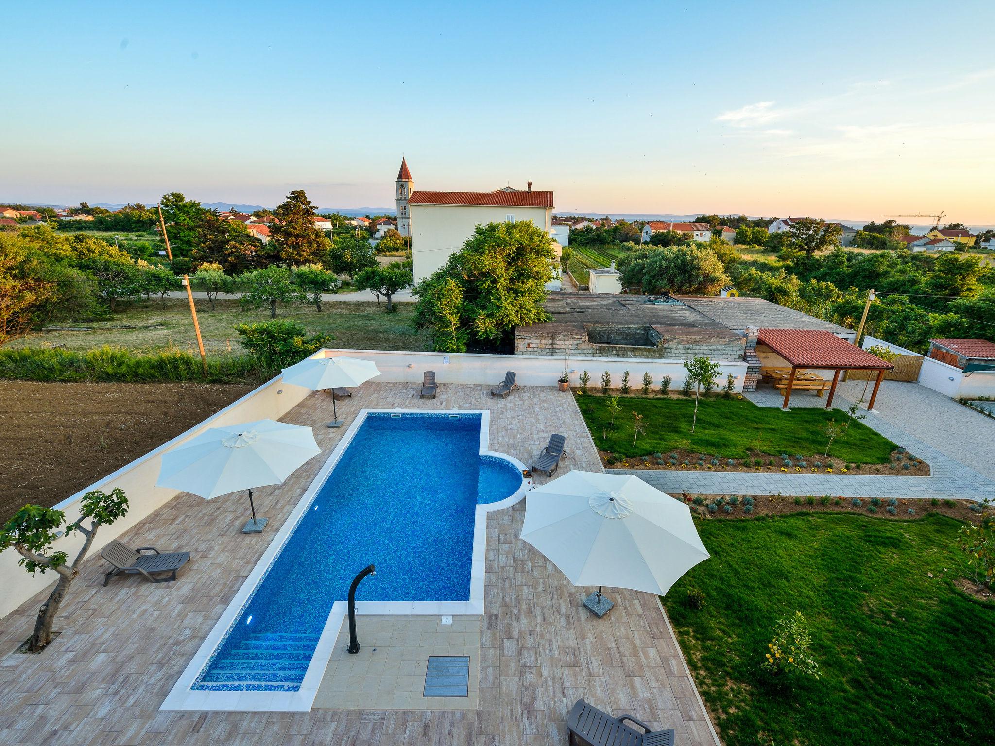 Foto 13 - Apartamento de 1 quarto em Privlaka com piscina e vistas do mar