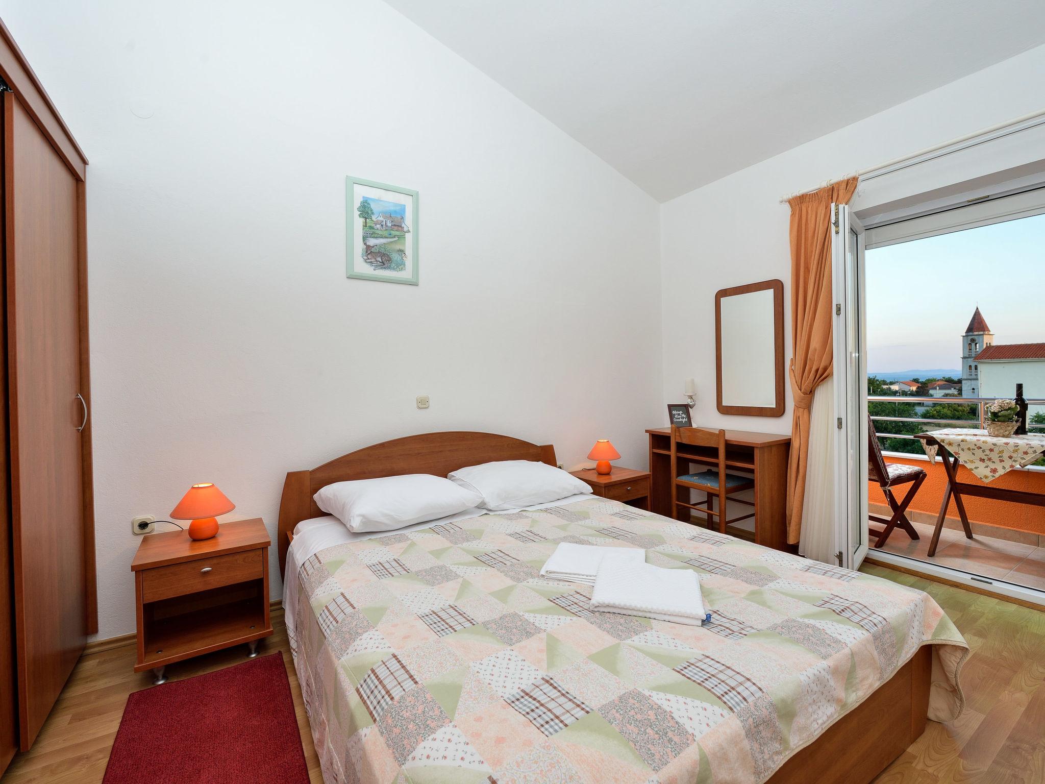 Foto 6 - Appartamento con 1 camera da letto a Privlaka con piscina e vista mare