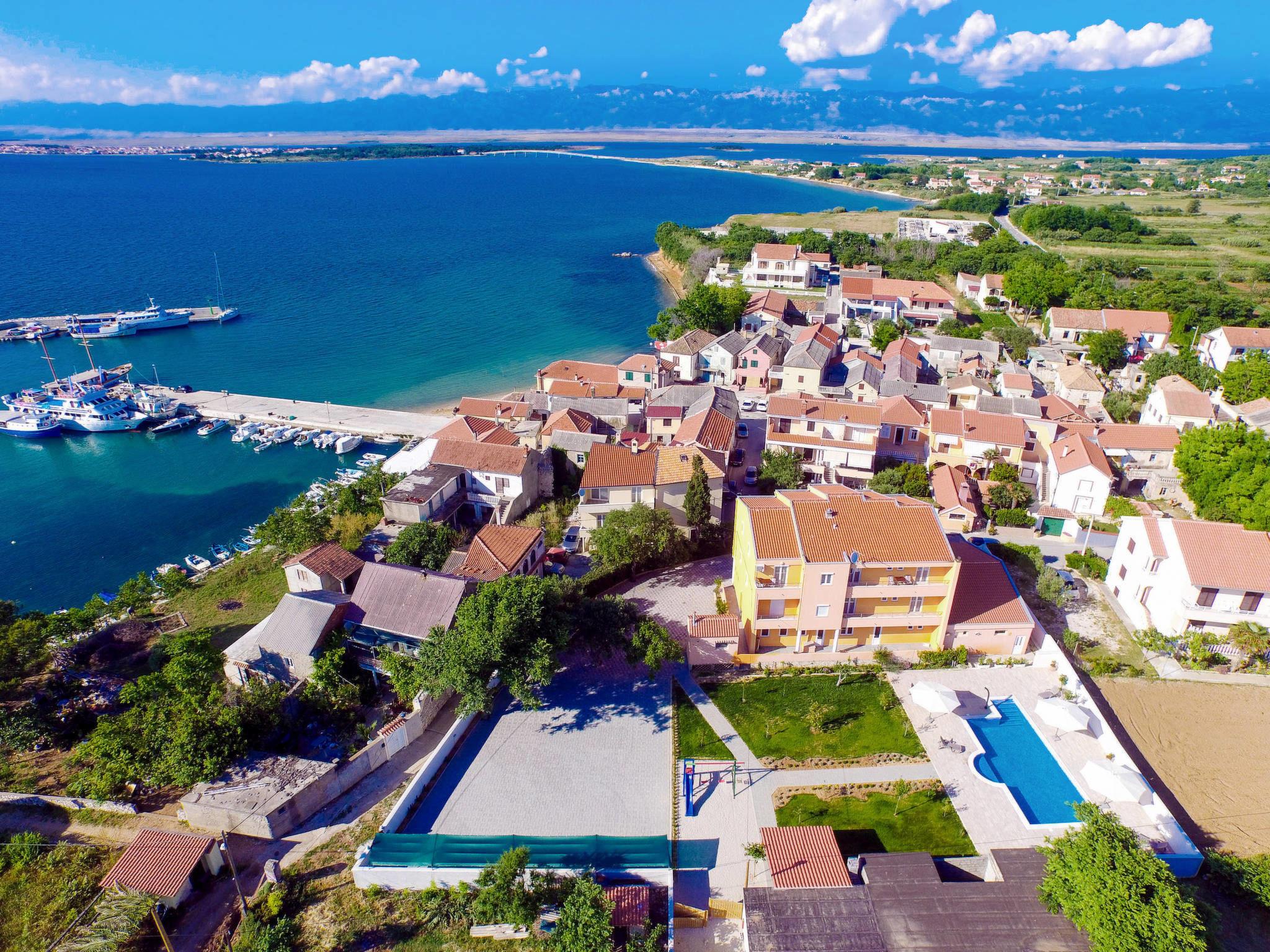 Foto 2 - Apartamento en Privlaka con piscina y vistas al mar