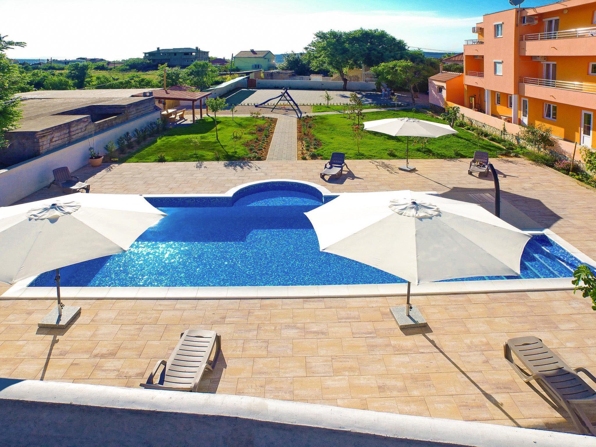 Foto 2 - Appartamento con 1 camera da letto a Privlaka con piscina e vista mare