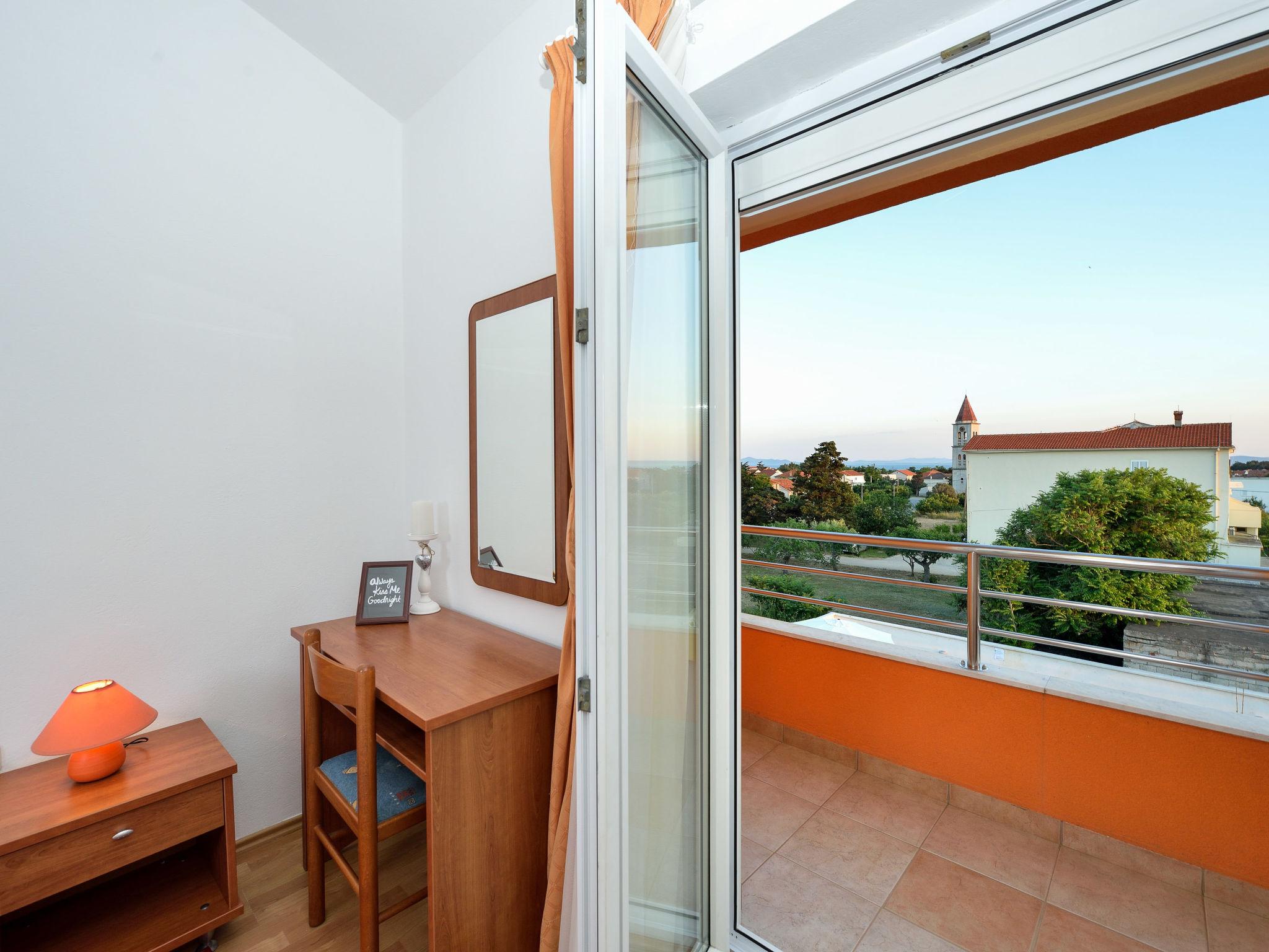 Foto 5 - Apartamento de 1 quarto em Privlaka com piscina e vistas do mar