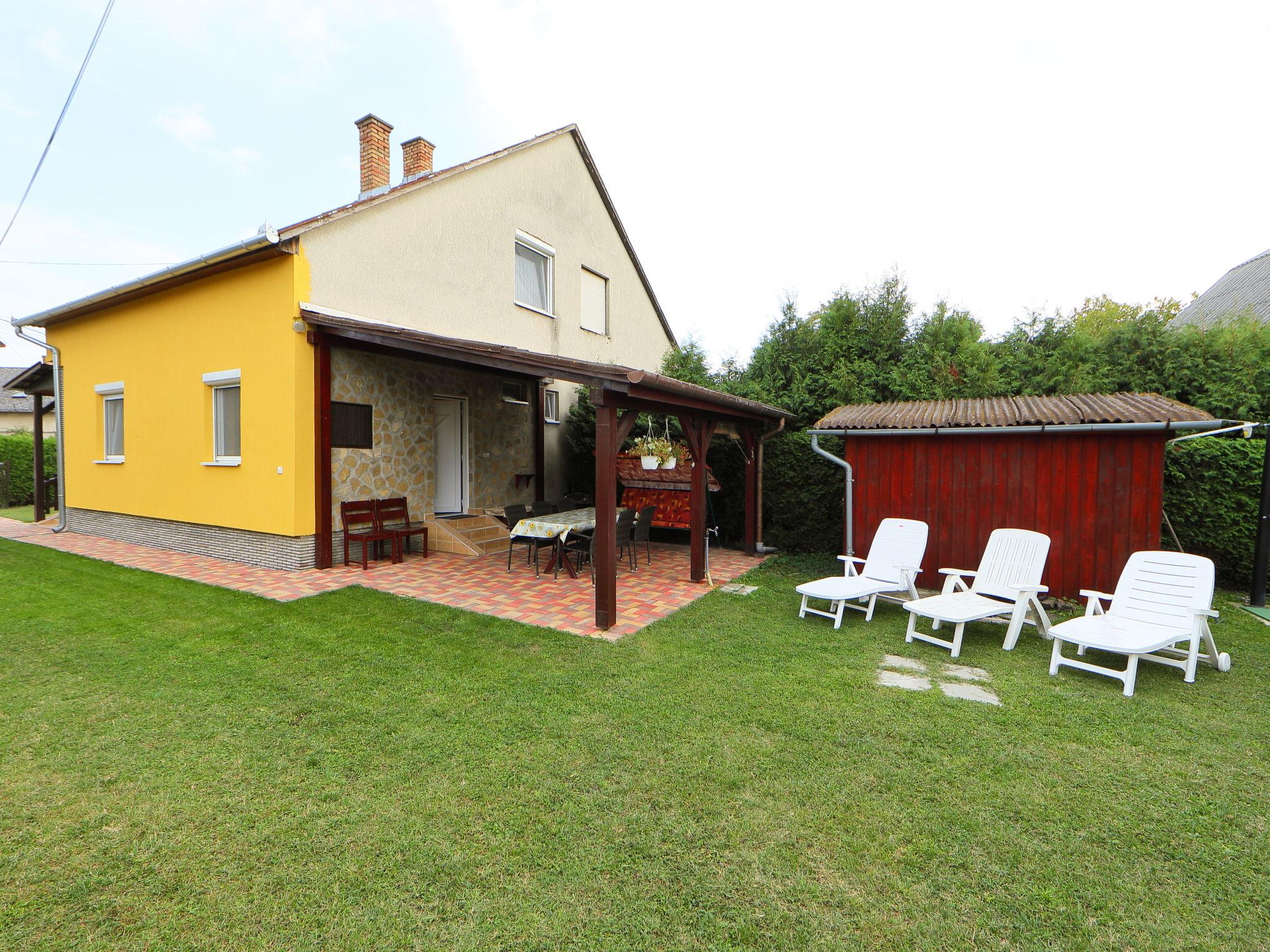Photo 3 - Maison de 2 chambres à Balatonkeresztúr avec jardin et terrasse