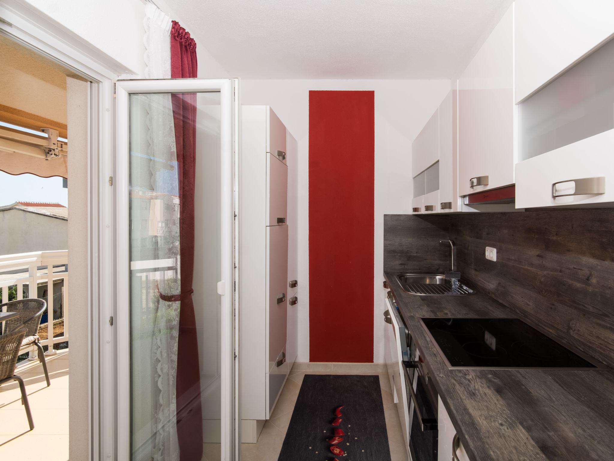 Foto 3 - Apartment mit 1 Schlafzimmer in Okrug mit garten und terrasse