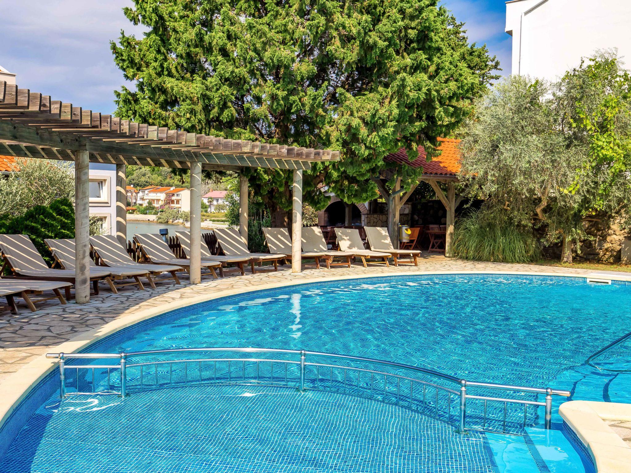 Photo 12 - 2 bedroom Apartment in Rab with swimming pool and garden