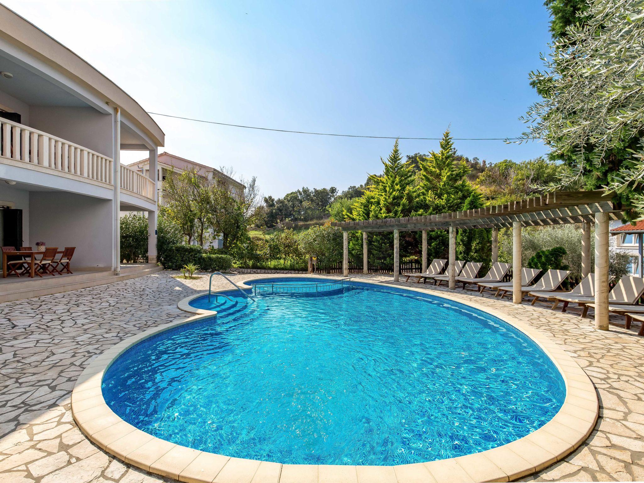 Photo 24 - 2 bedroom Apartment in Rab with swimming pool and garden