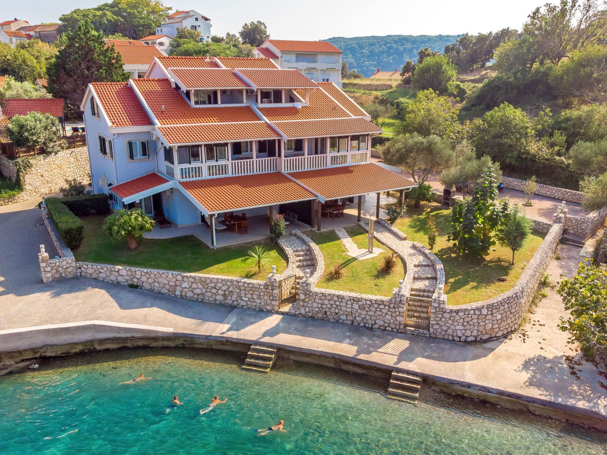 Foto 5 - Appartamento con 1 camera da letto a Rab con piscina e vista mare