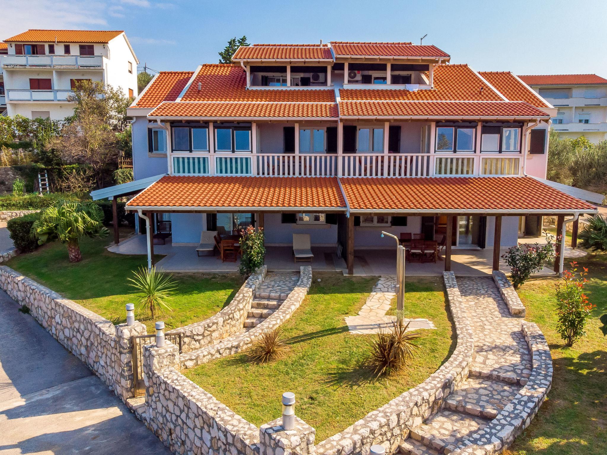 Photo 23 - Appartement de 2 chambres à Rab avec piscine et vues à la mer